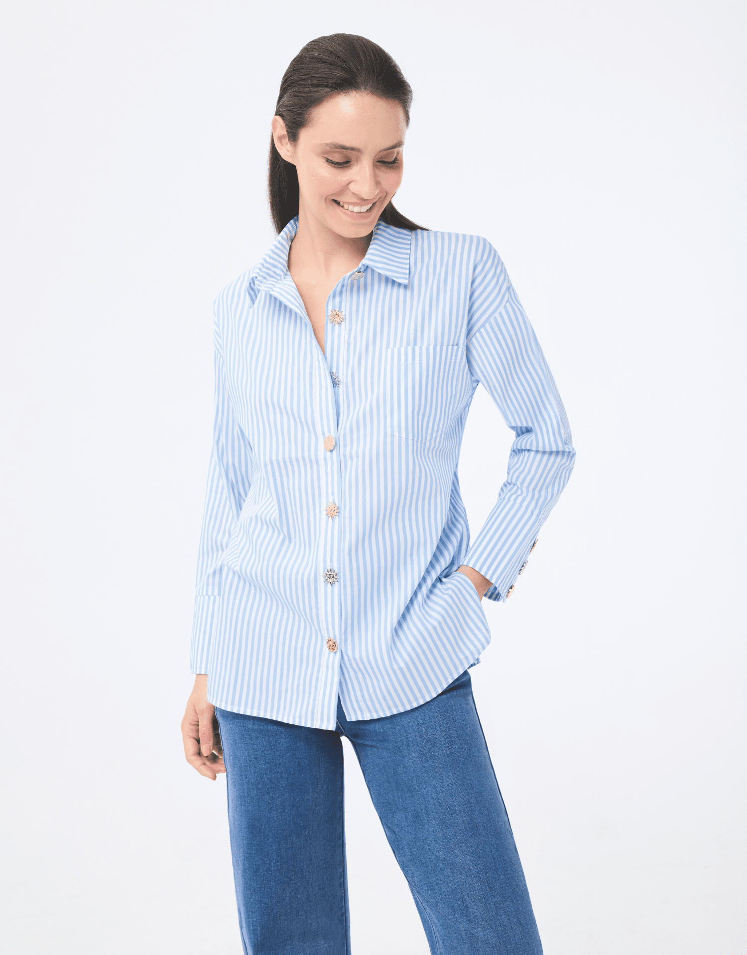 chemise en 100% coton bleu à rayures, coupe élégante et intemporelle, boutons dorés en forme de soleil