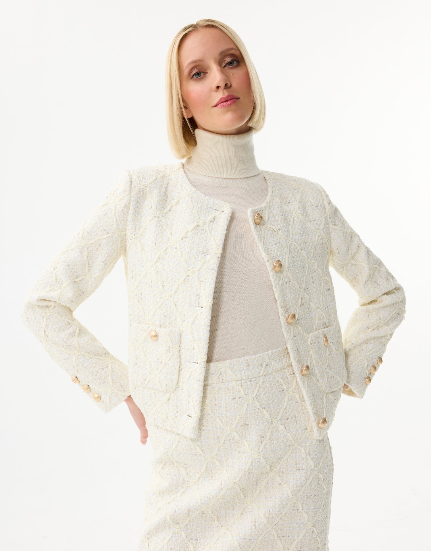 Veste courte structurée à boutons dorés