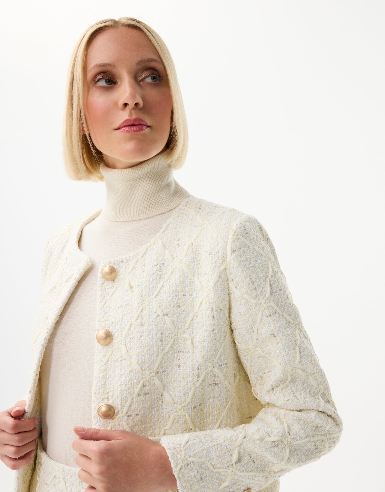 Veste courte structurée à boutons dorés