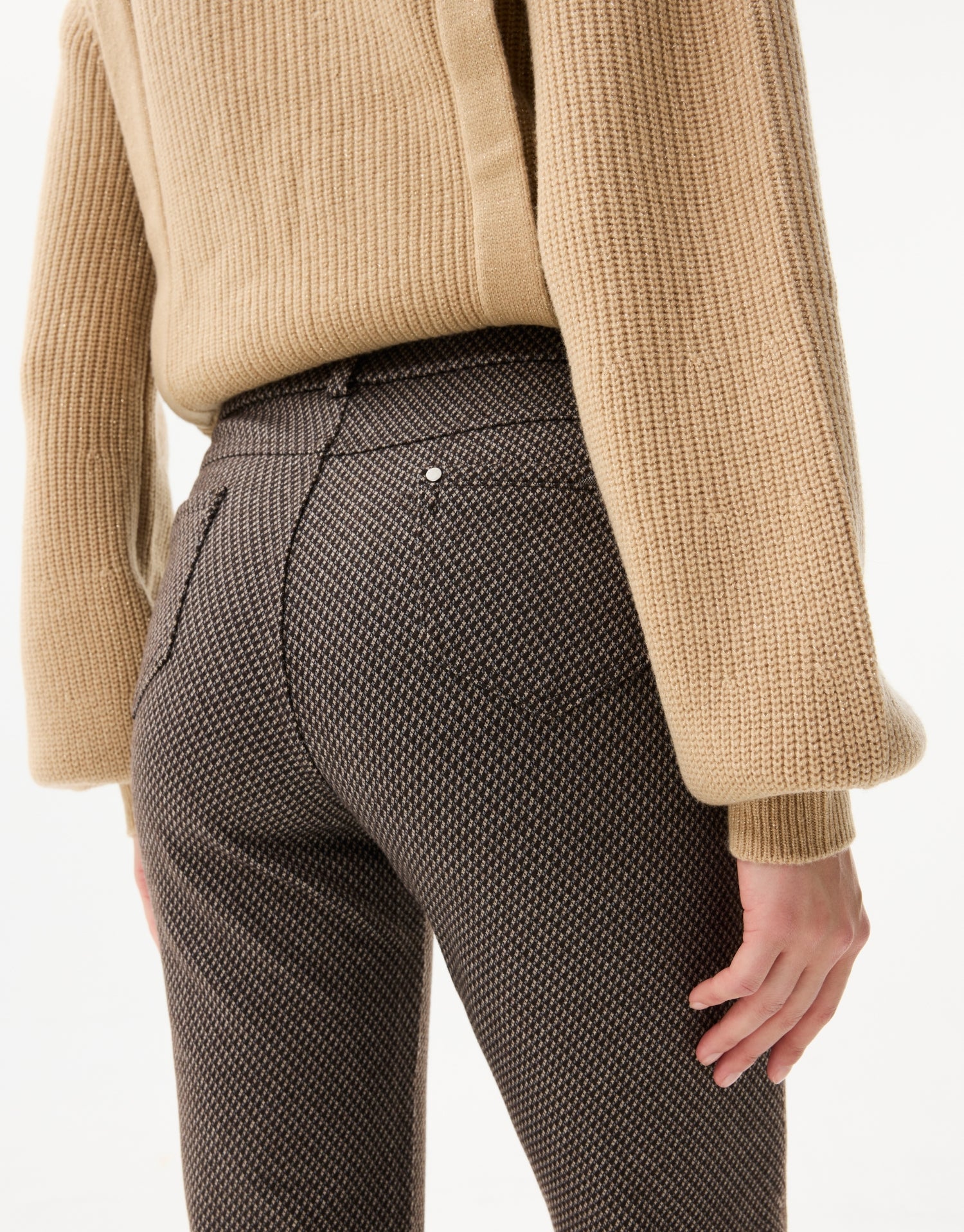 Slim pants with micro-patterns