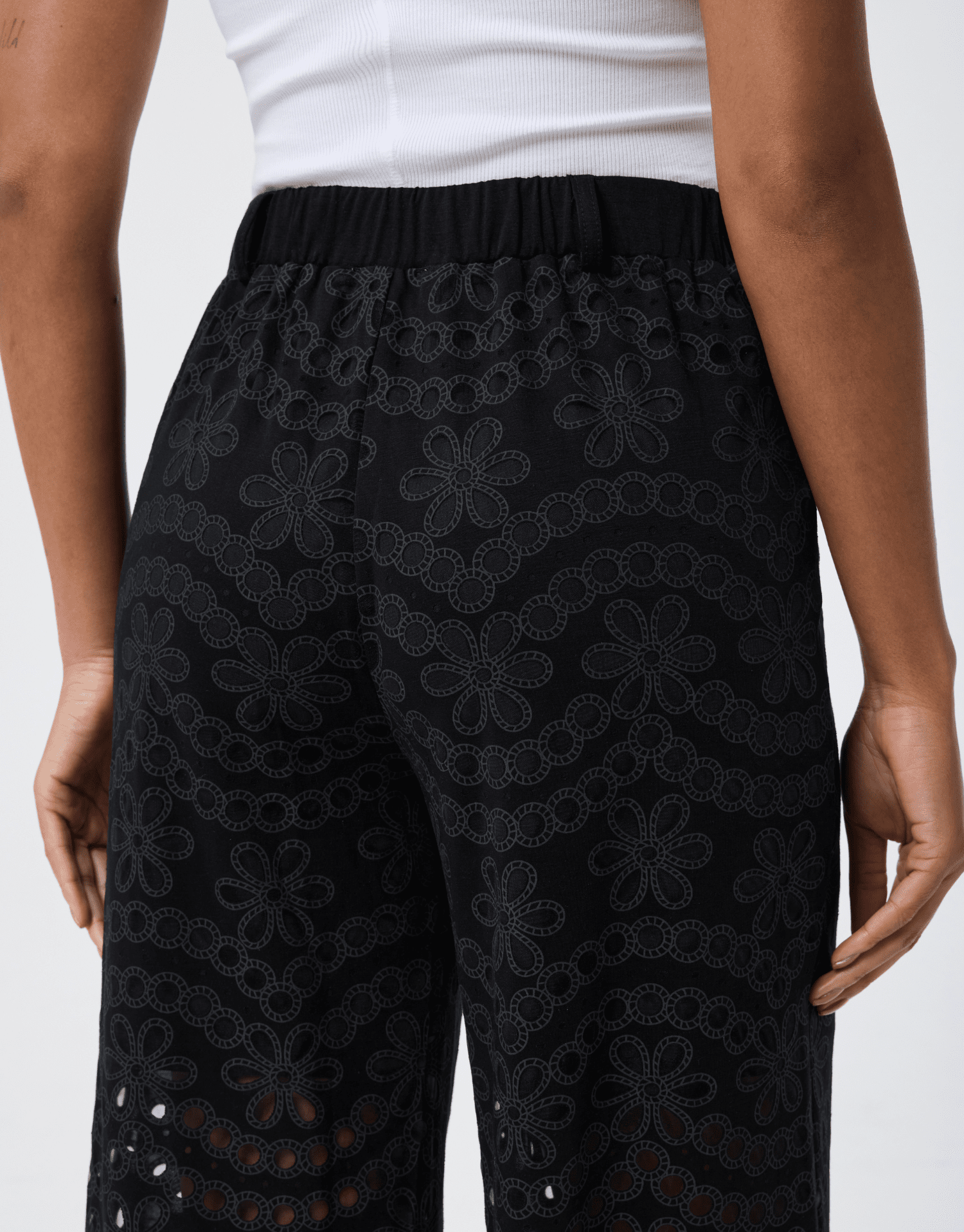 Pantalon en broderie