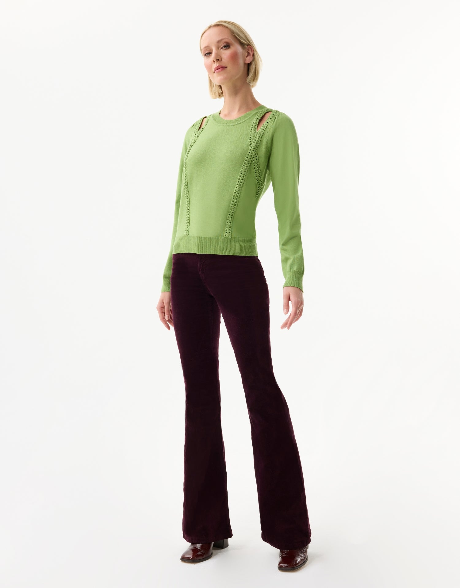 Pull ajouré avec découpes vert