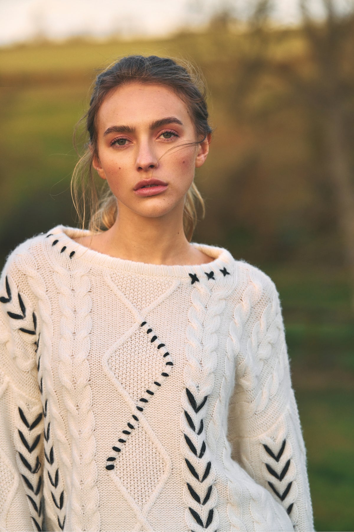 pull en cachemire ecru avec détails couture noir