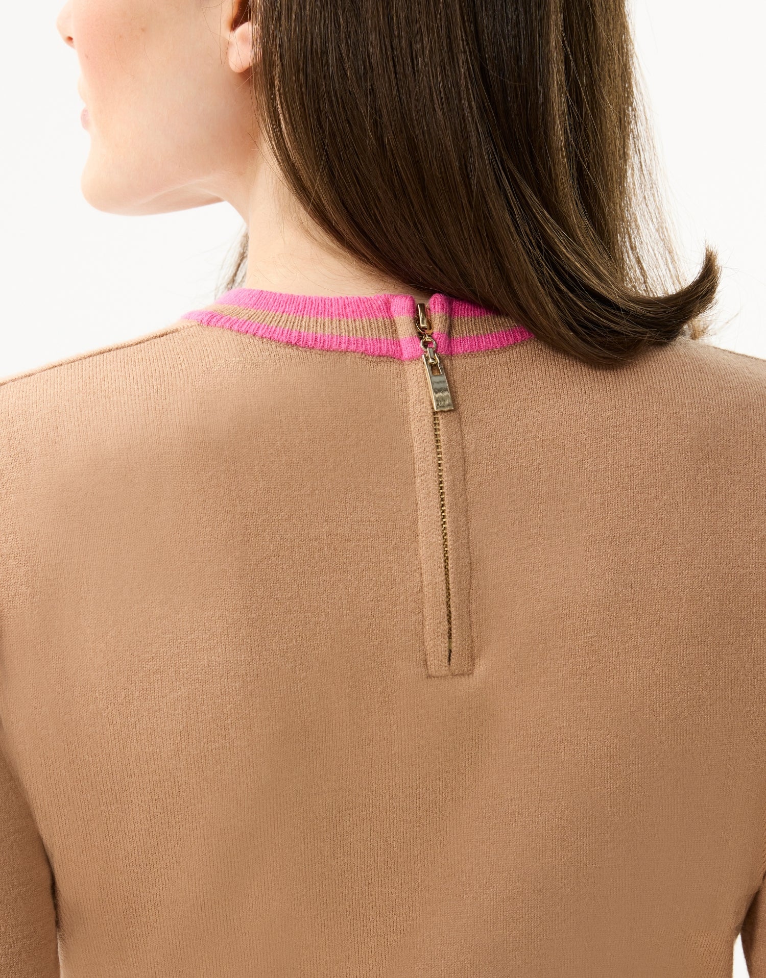 Pull à motif roses contrastées beige