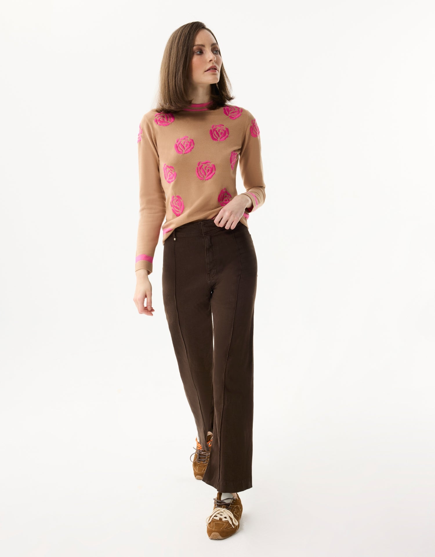 Pull à motif roses contrastées beige