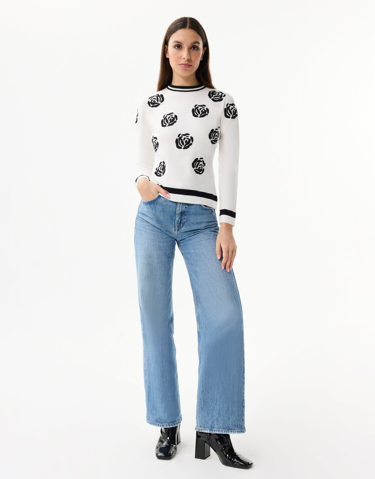 Pull à motif roses contrastées blanc