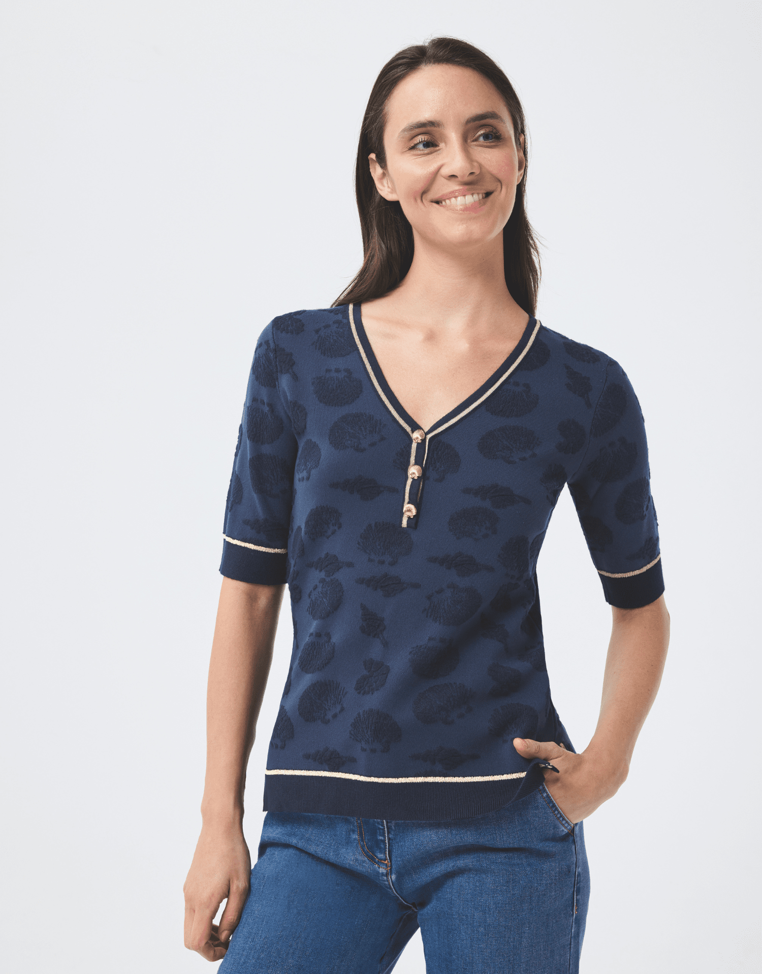 Pull avec boutons dorés