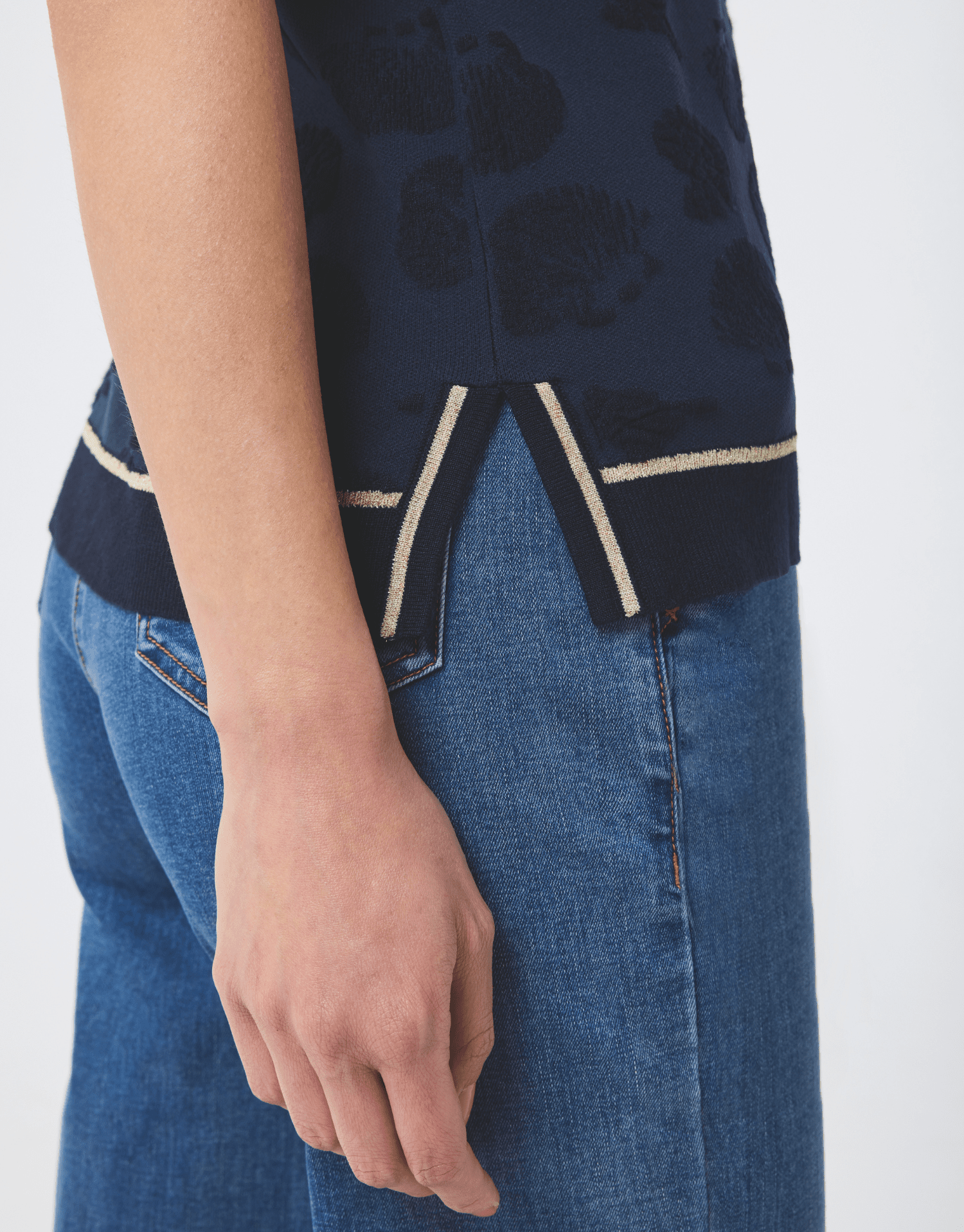 Pull avec boutons dorés