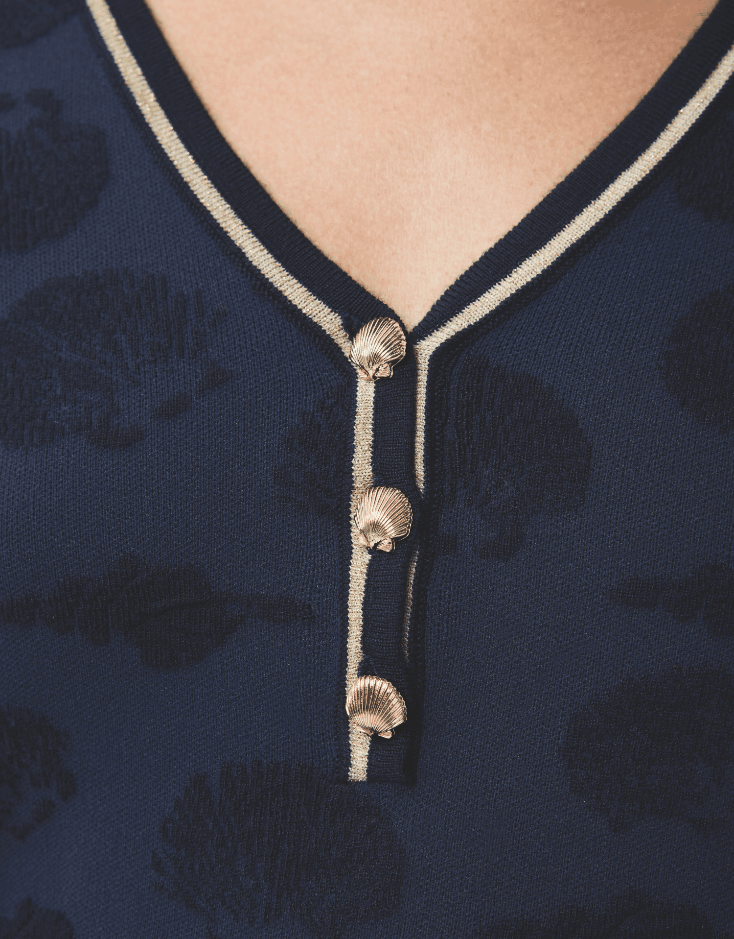 Pull avec boutons dorés