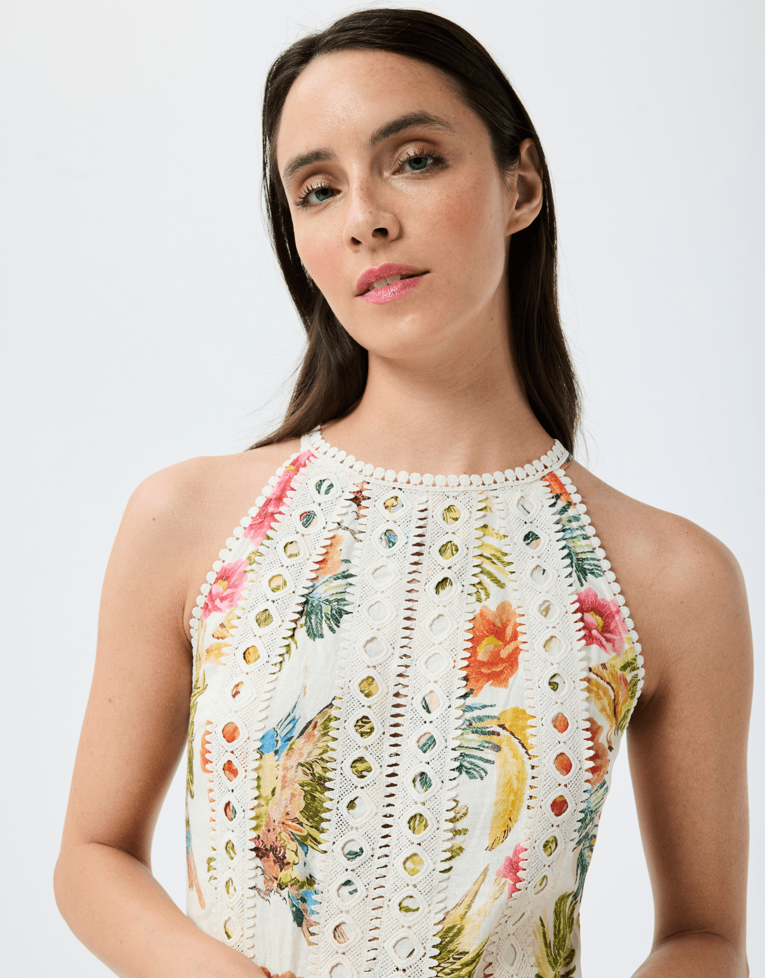 Robe longue brodée à volants