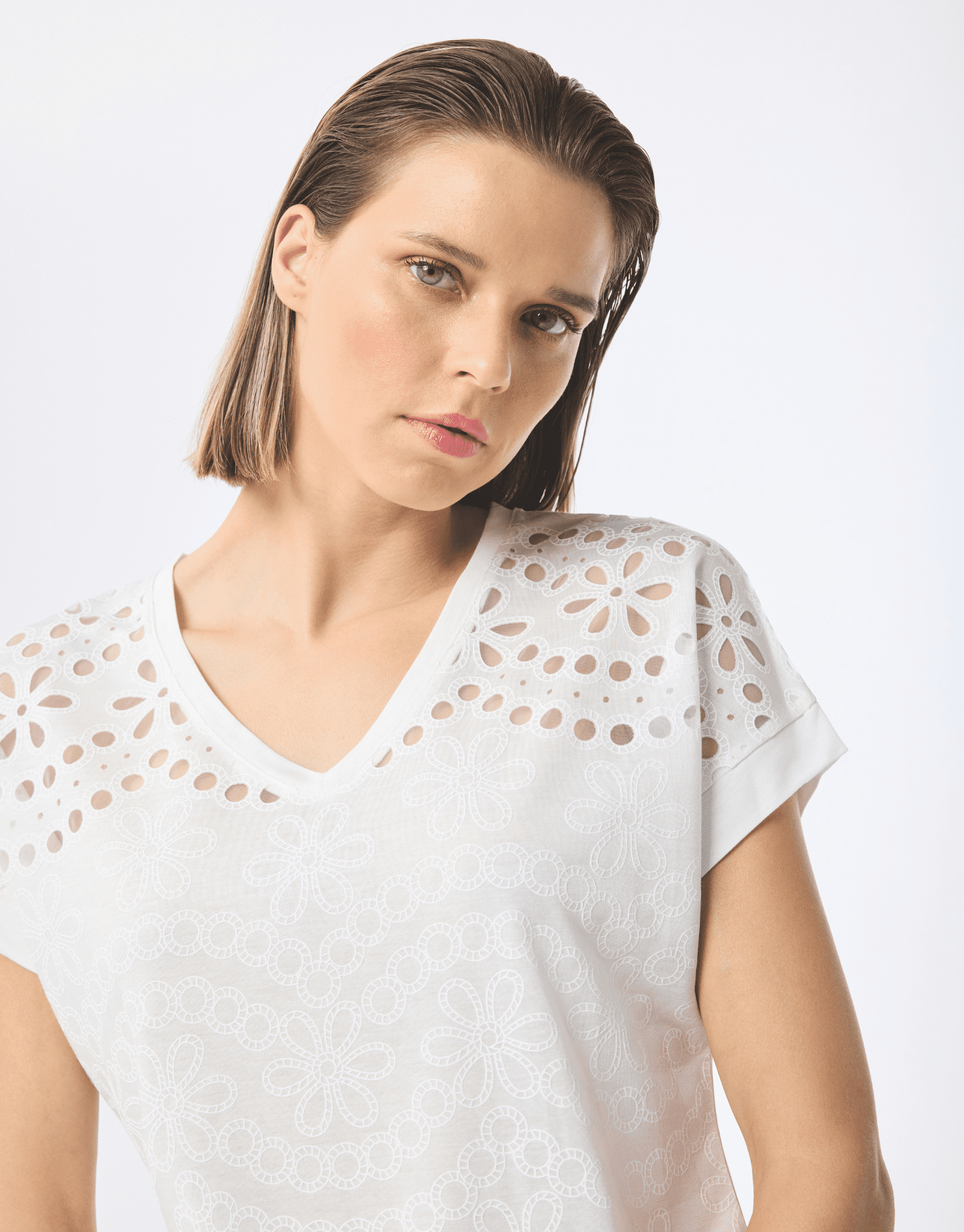 T-shirt avec broderies fleuries