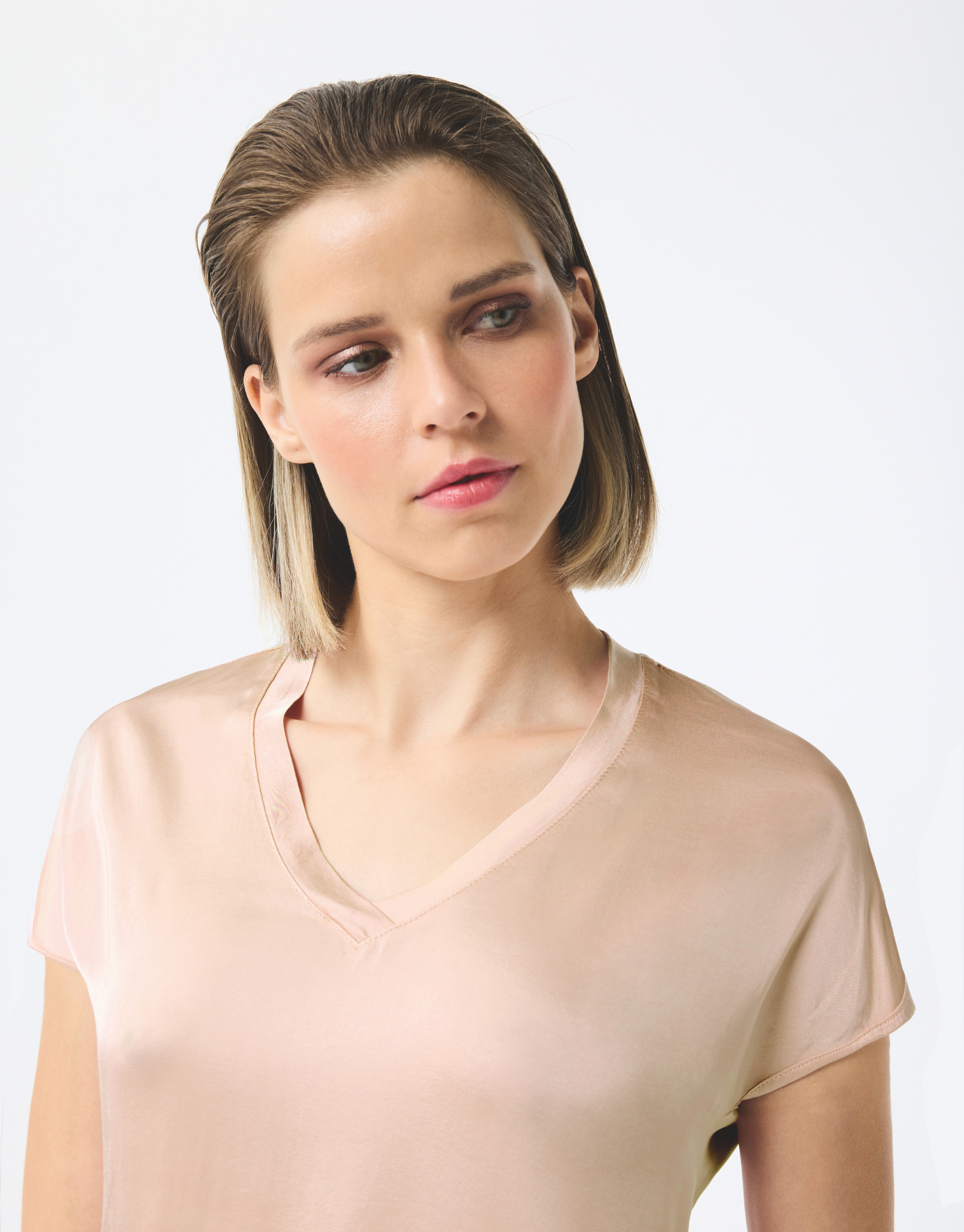 t-shirt col v beige en matière brillante effet satiné, manches courtes et coupe élégante