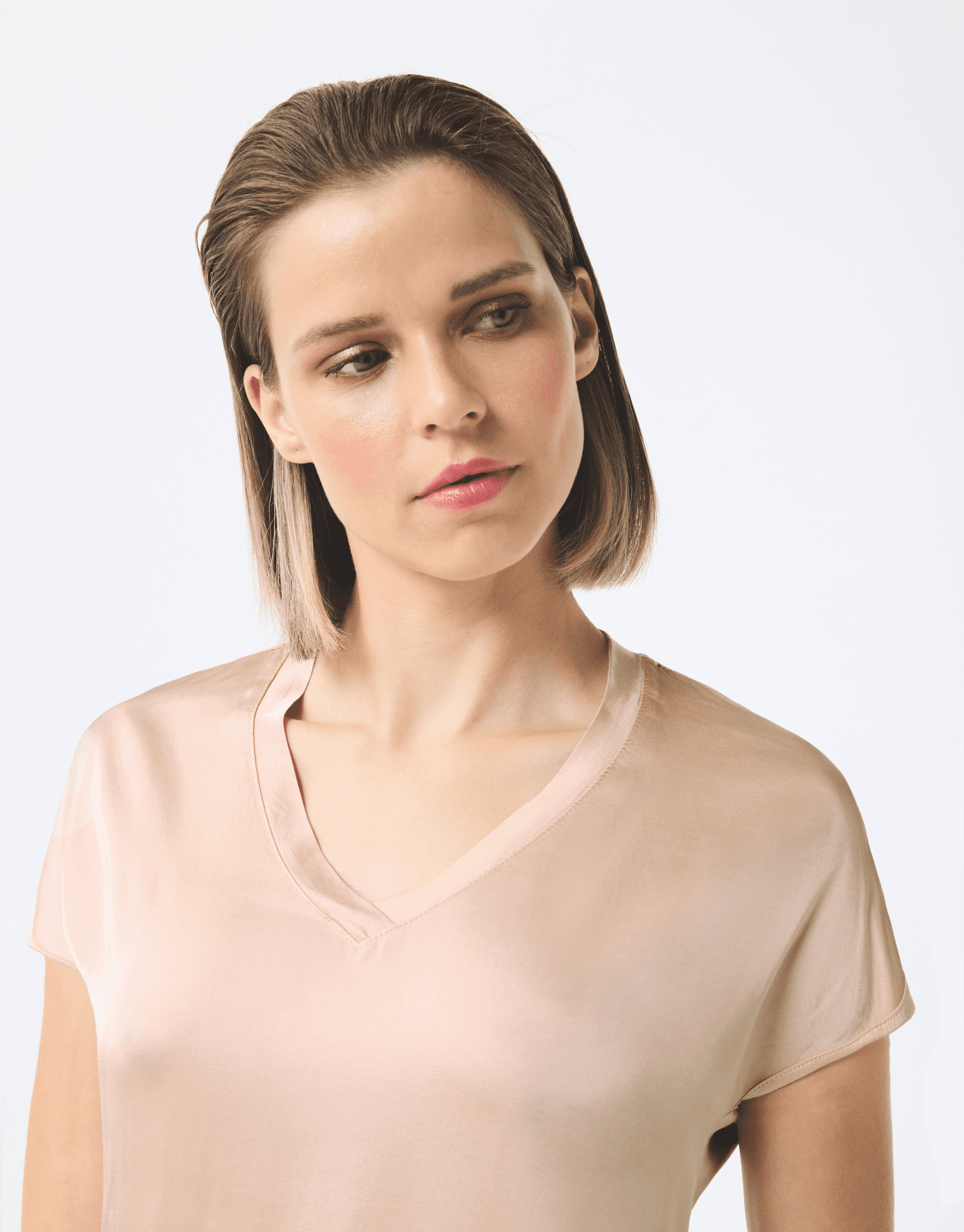 t-shirt col v beige en matière brillante effet satiné, manches courtes et coupe élégante