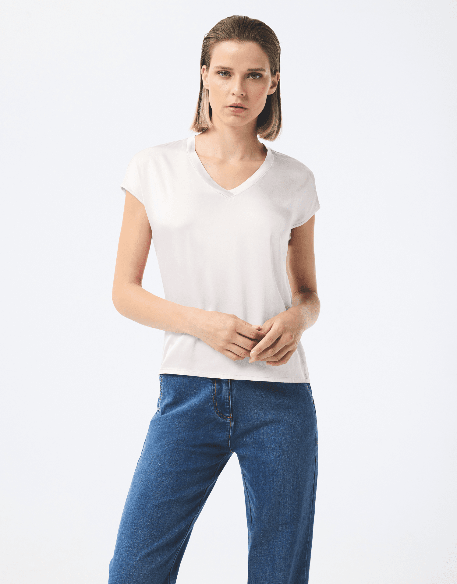 t-shirt col v écru en matière brillante effet satiné, manches courtes et coupe élégante