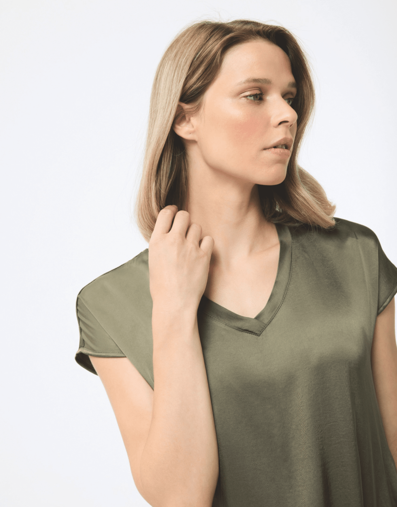 t-shirt col v kaki en matière brillante effet satiné, manches courtes et coupe élégante