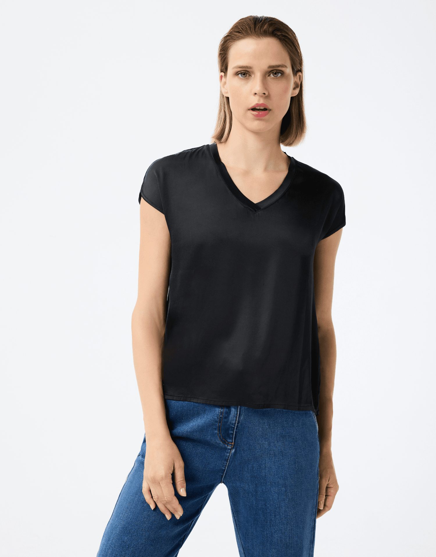 t-shirt col v noir en matière brillante effet satiné, manches courtes et coupe élégante