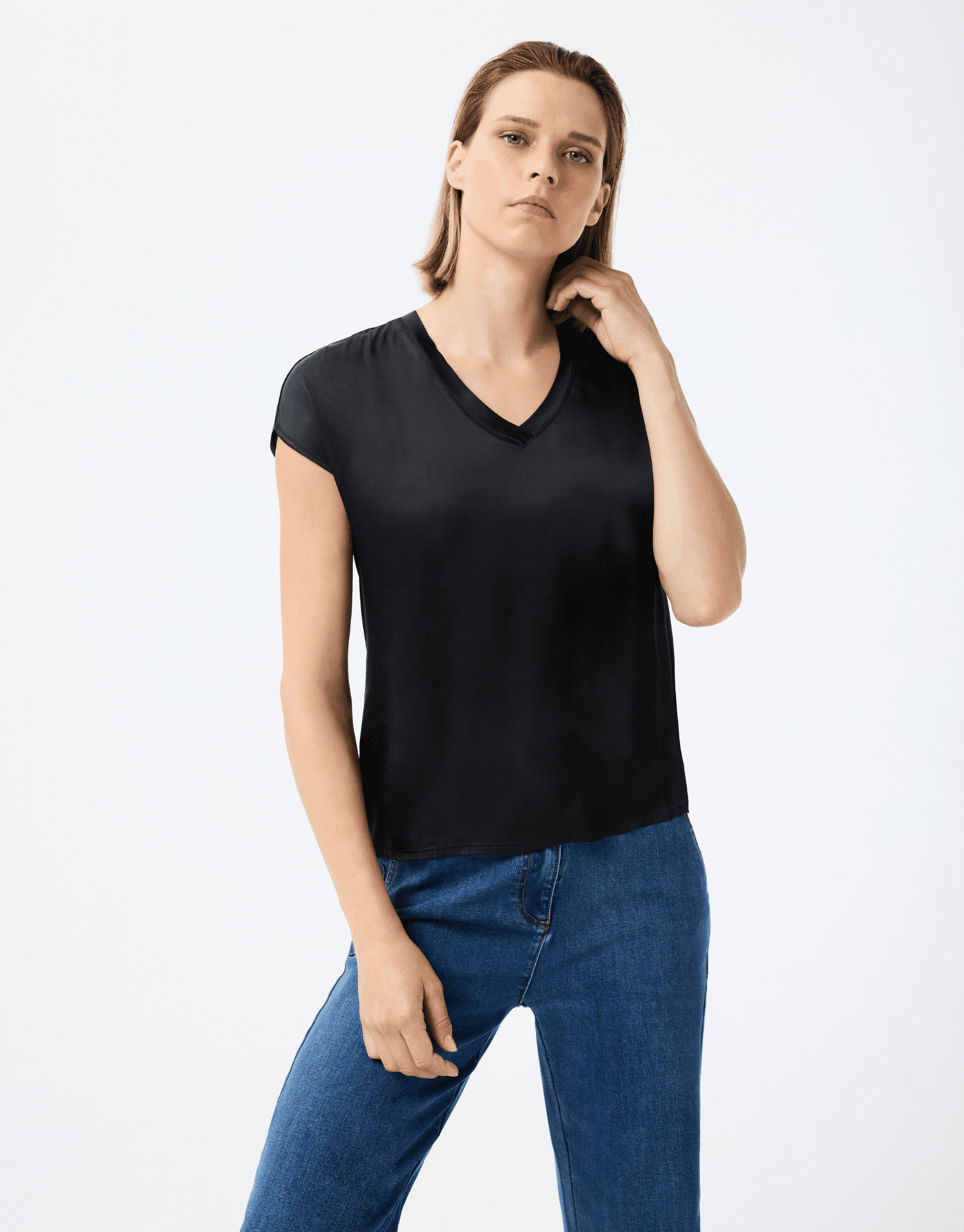 t-shirt col v noir en matière brillante effet satiné, manches courtes et coupe élégante