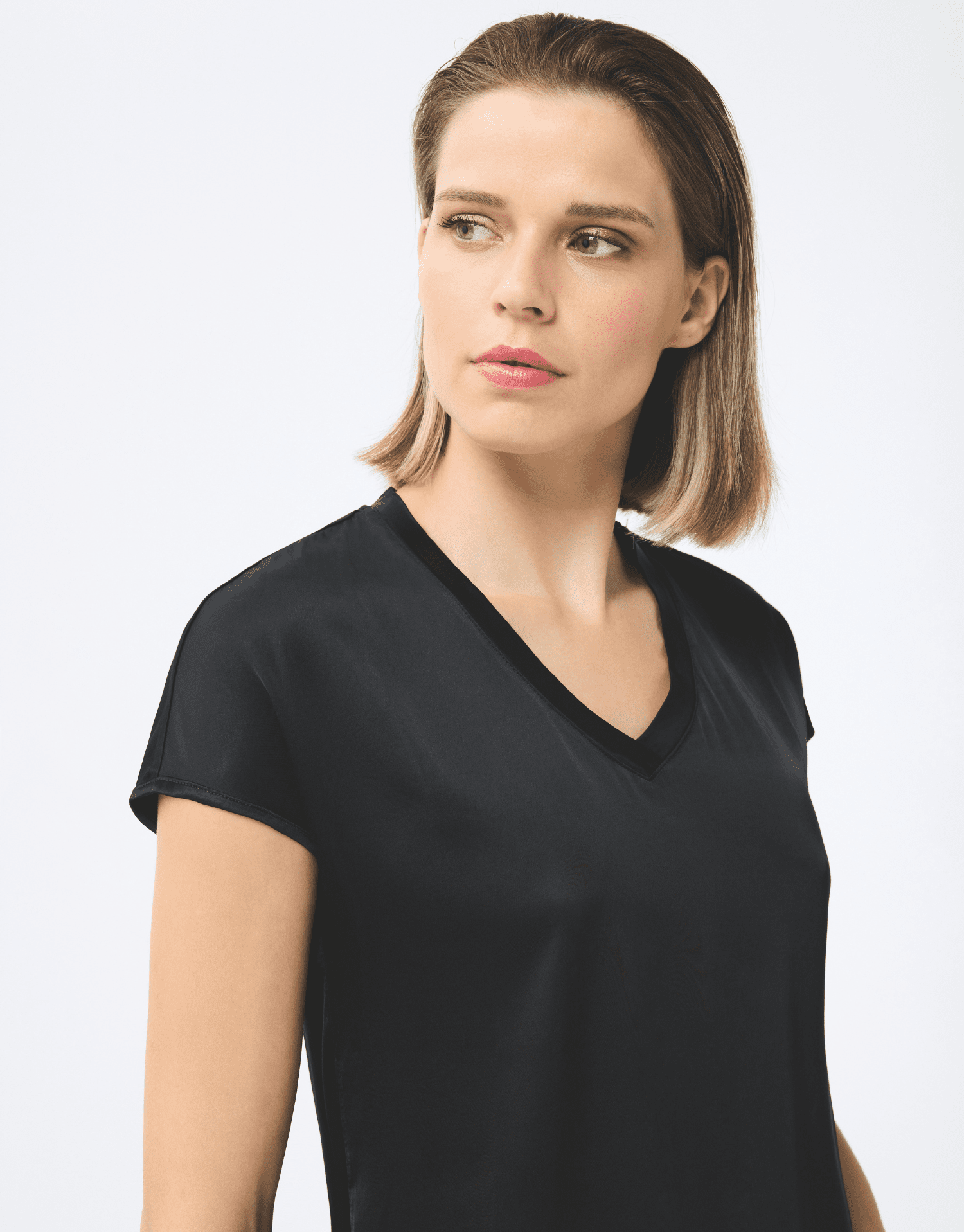 t-shirt col v noir en matière brillante effet satiné, manches courtes et coupe élégante