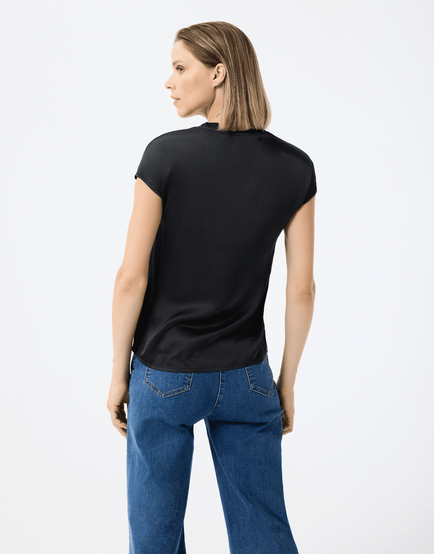 t-shirt col v noir en matière brillante effet satiné, manches courtes et coupe élégante