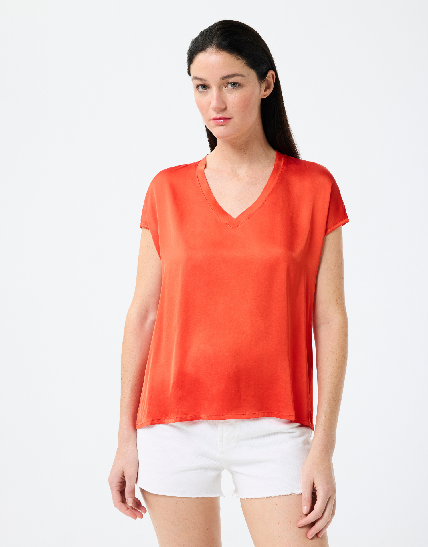 t-shirt col v orange en matière brillante effet satiné, manches courtes et coupe élégante
