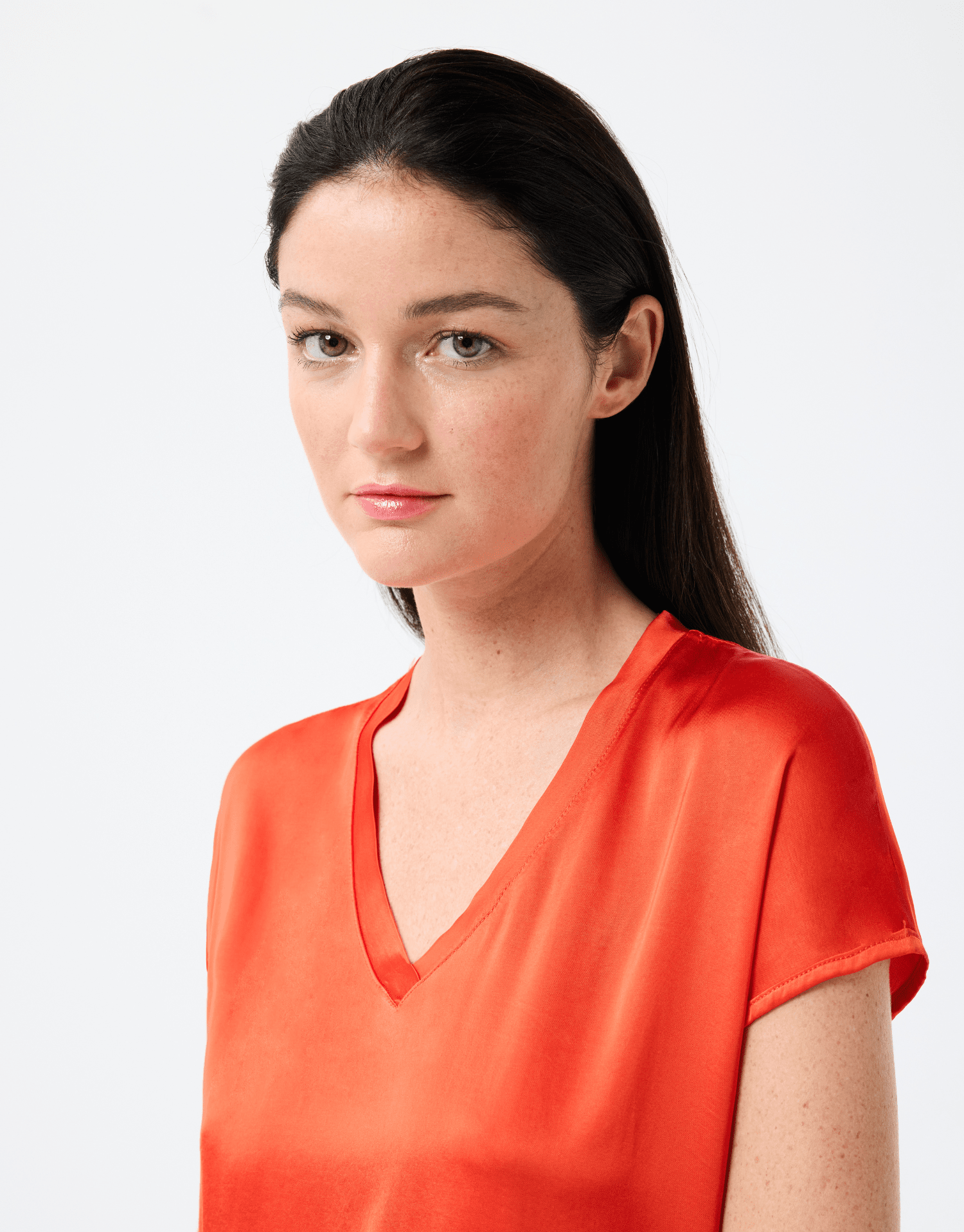 t-shirt col v orange en matière brillante effet satiné, manches courtes et coupe élégante