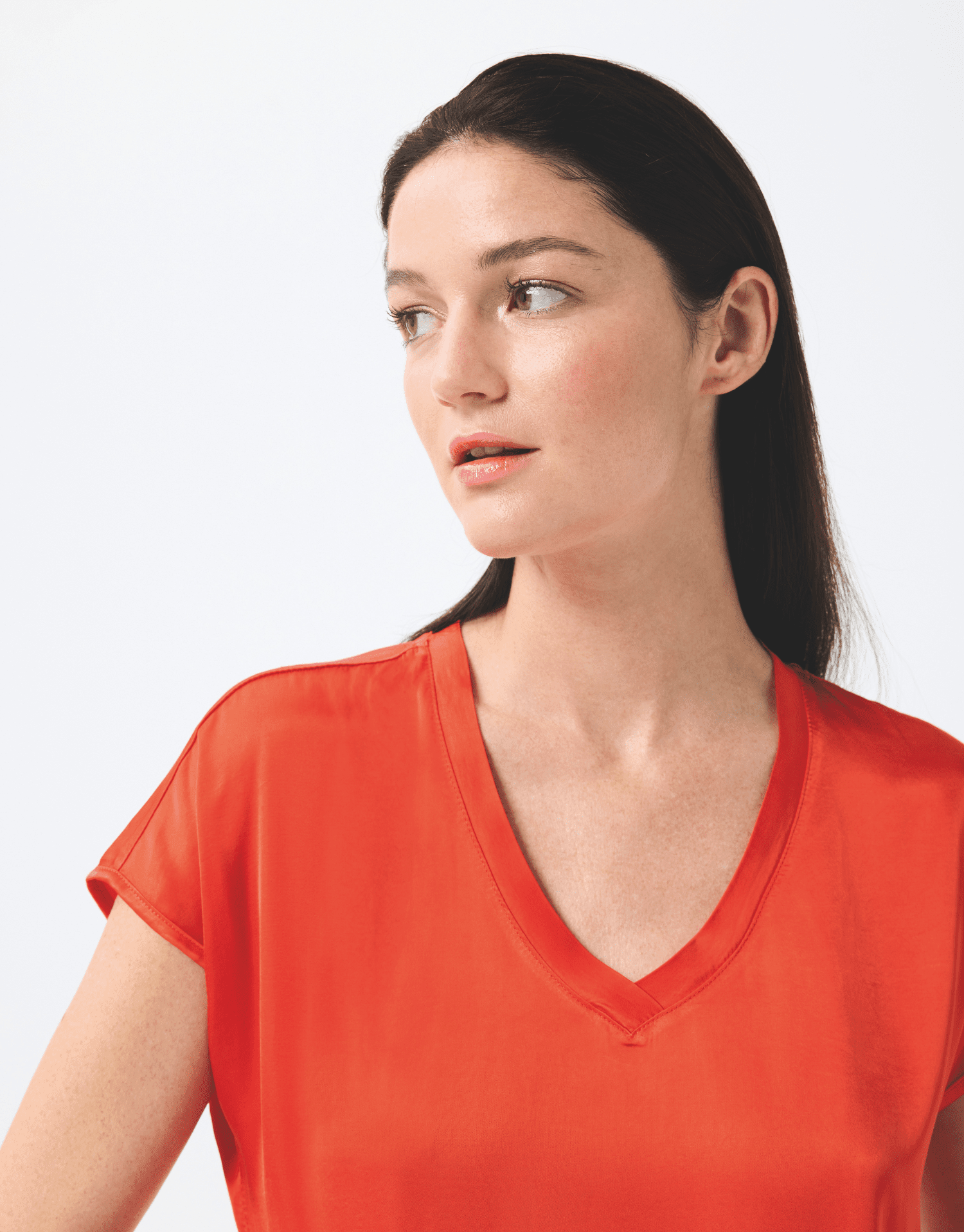 t-shirt col v orange en matière brillante effet satiné, manches courtes et coupe élégante