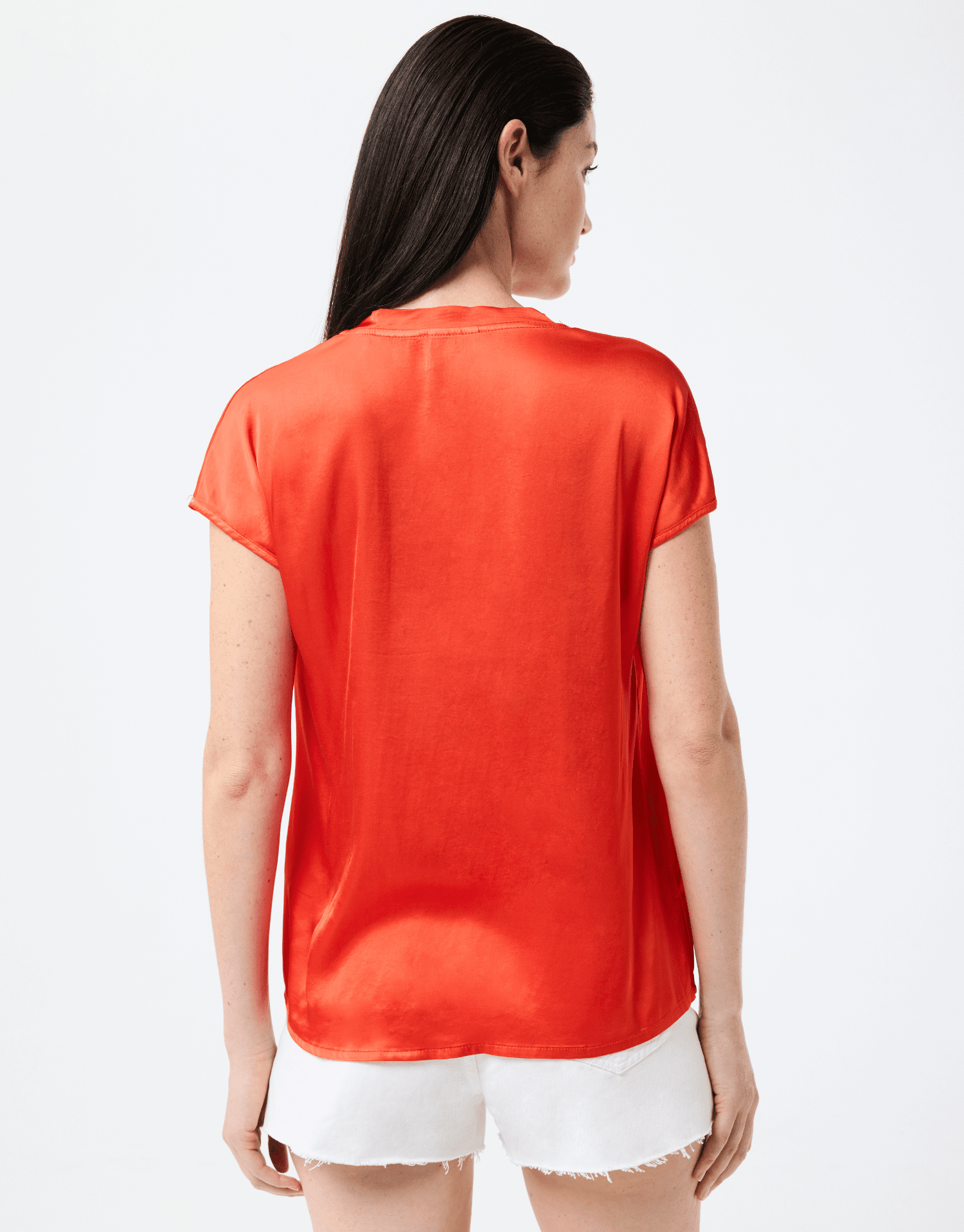 t-shirt col v orange en matière brillante effet satiné, manches courtes et coupe élégante