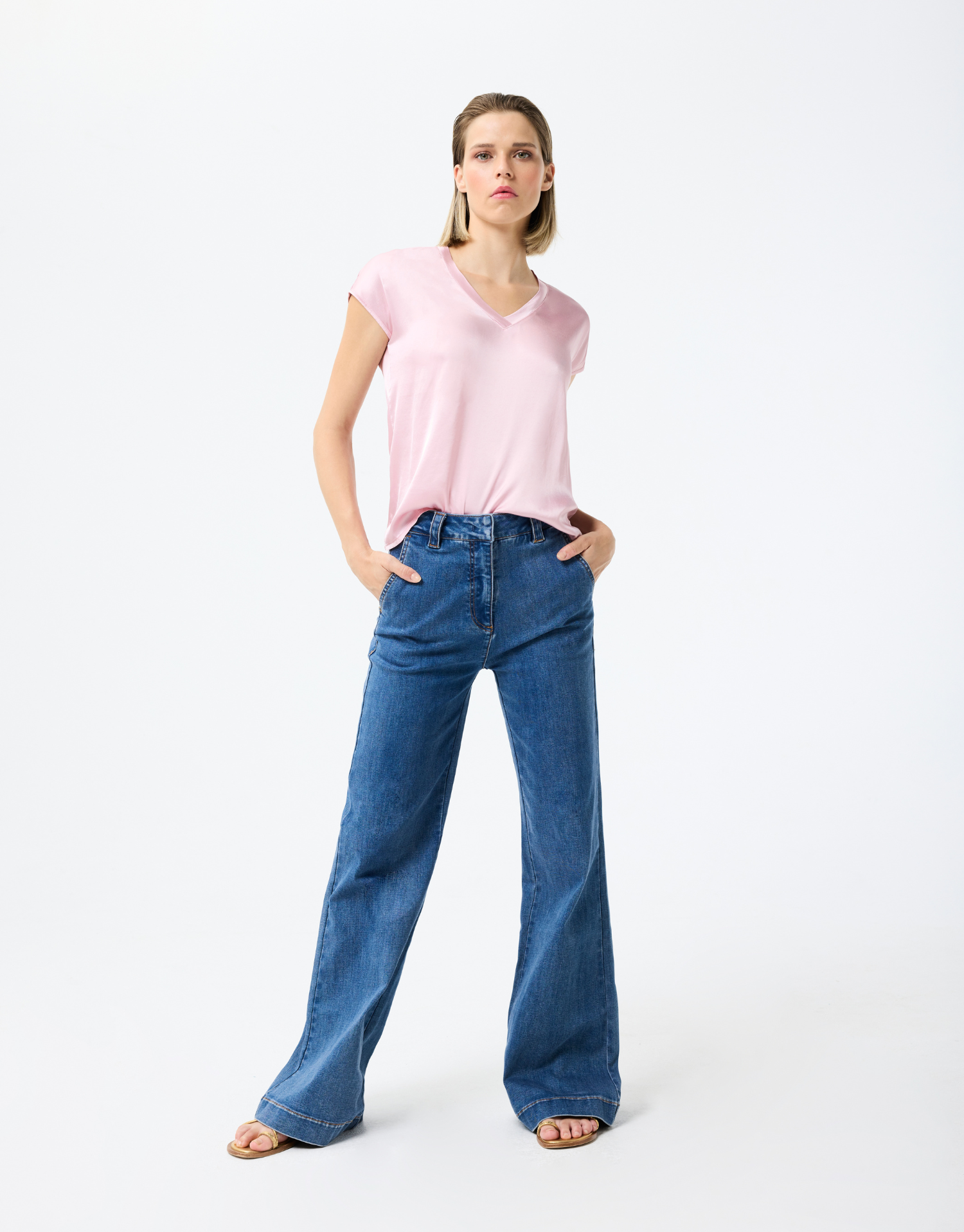 t-shirt col v rose en matière brillante effet satiné, manches courtes et coupe élégante