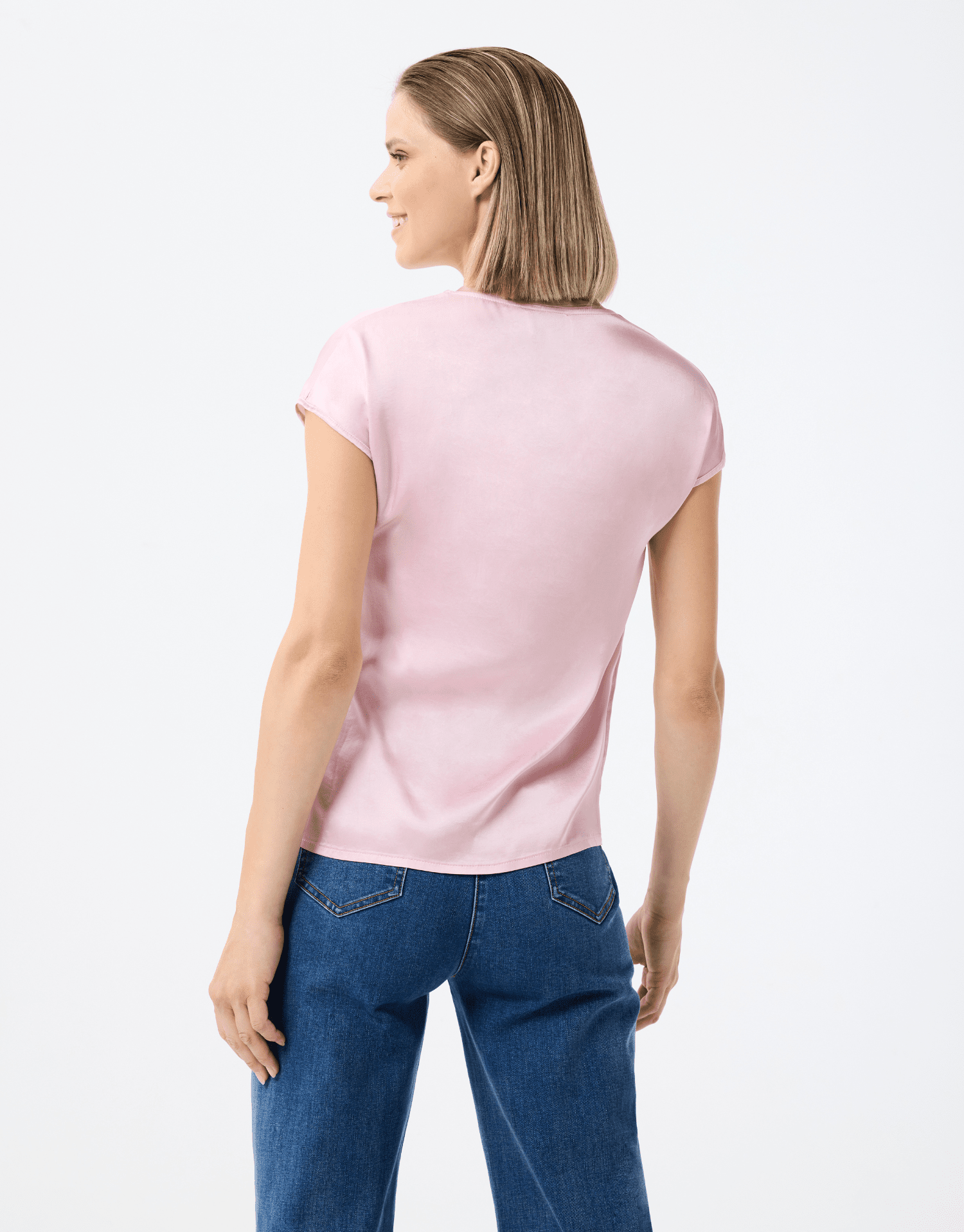 t-shirt col v rose en matière brillante effet satiné, manches courtes et coupe élégante