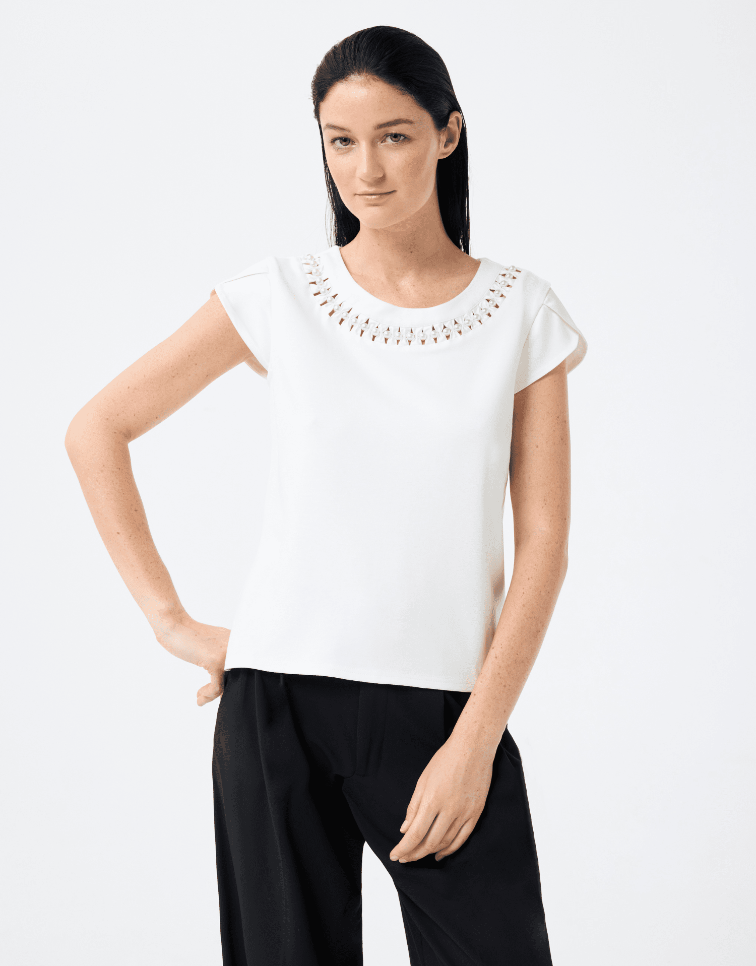 T-shirt aux épaulettes et col perlé