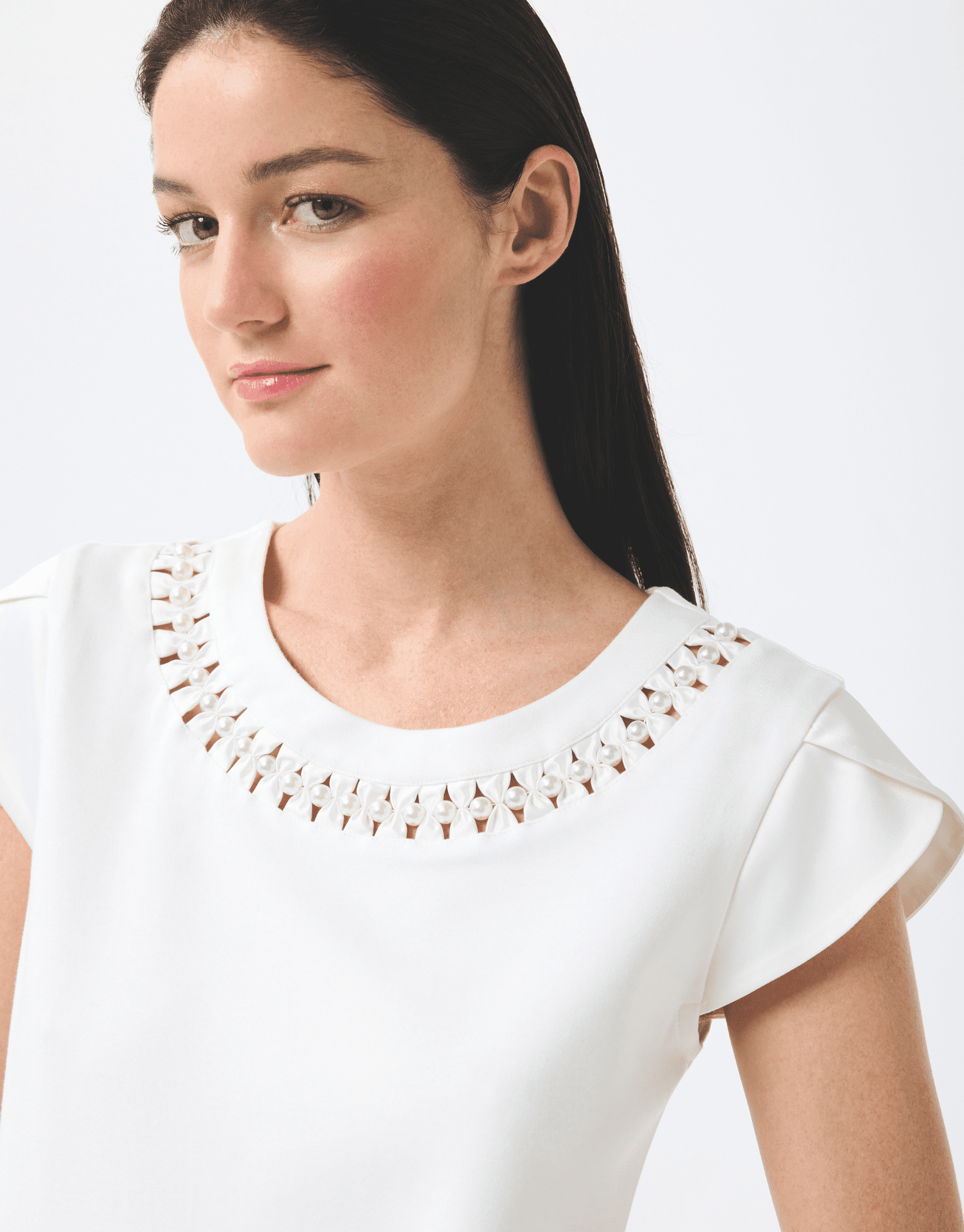 T-shirt aux épaulettes et col perlé