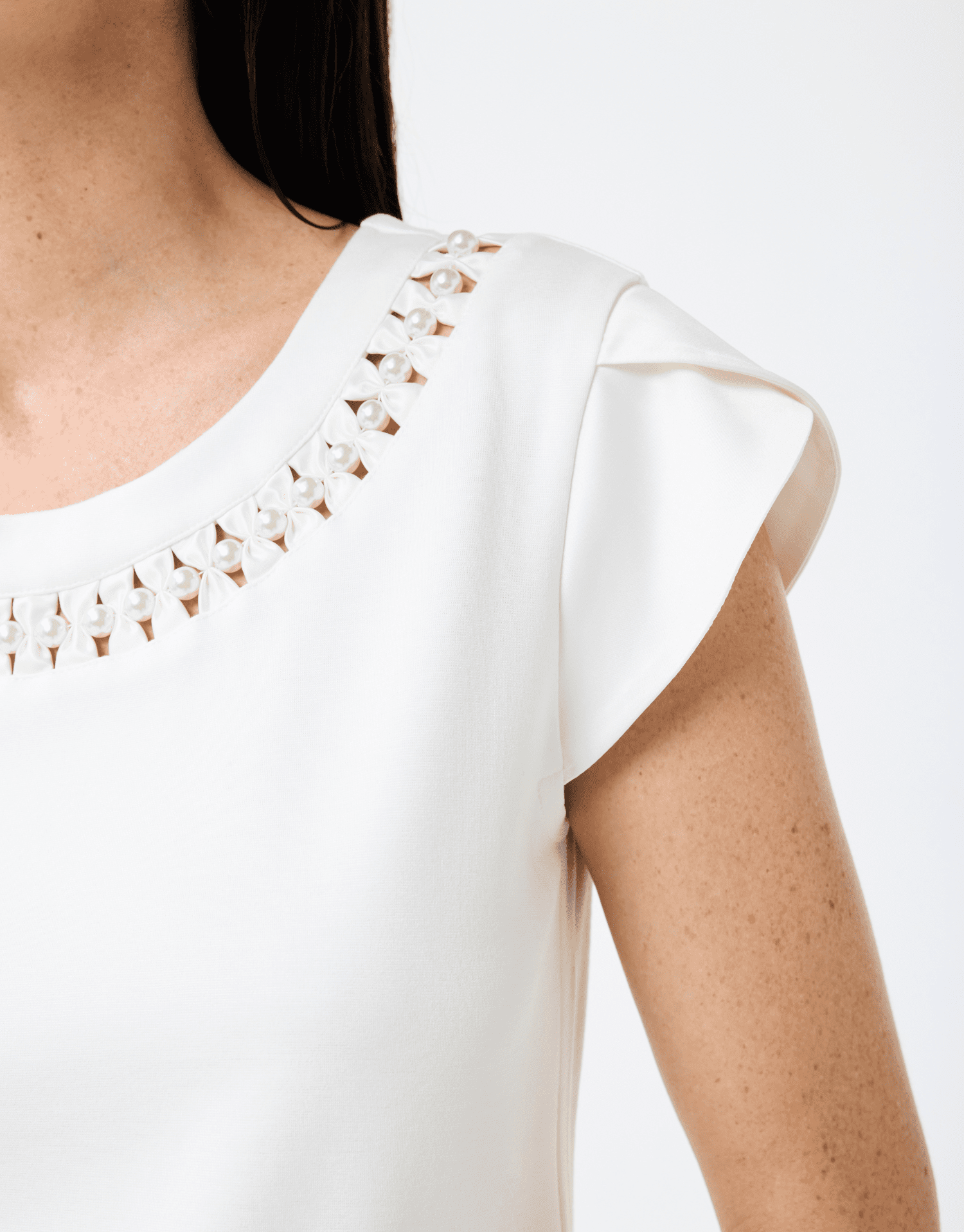 T-shirt aux épaulettes et col perlé
