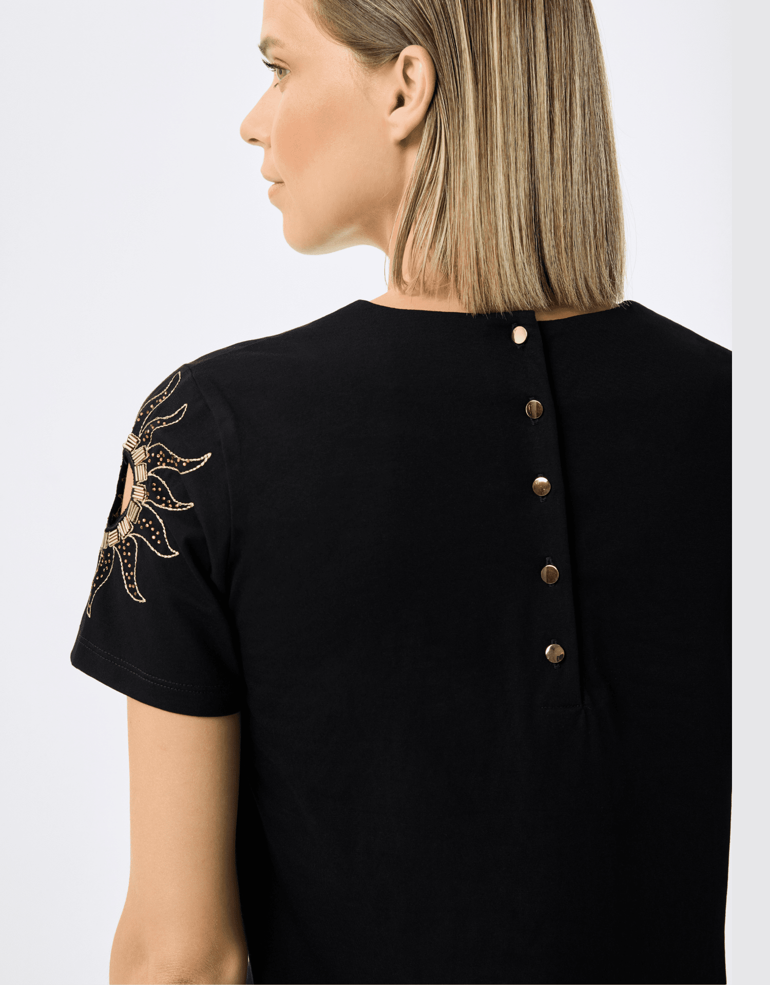 t-shirt sunny en coton noir avec col V et details dores raffines