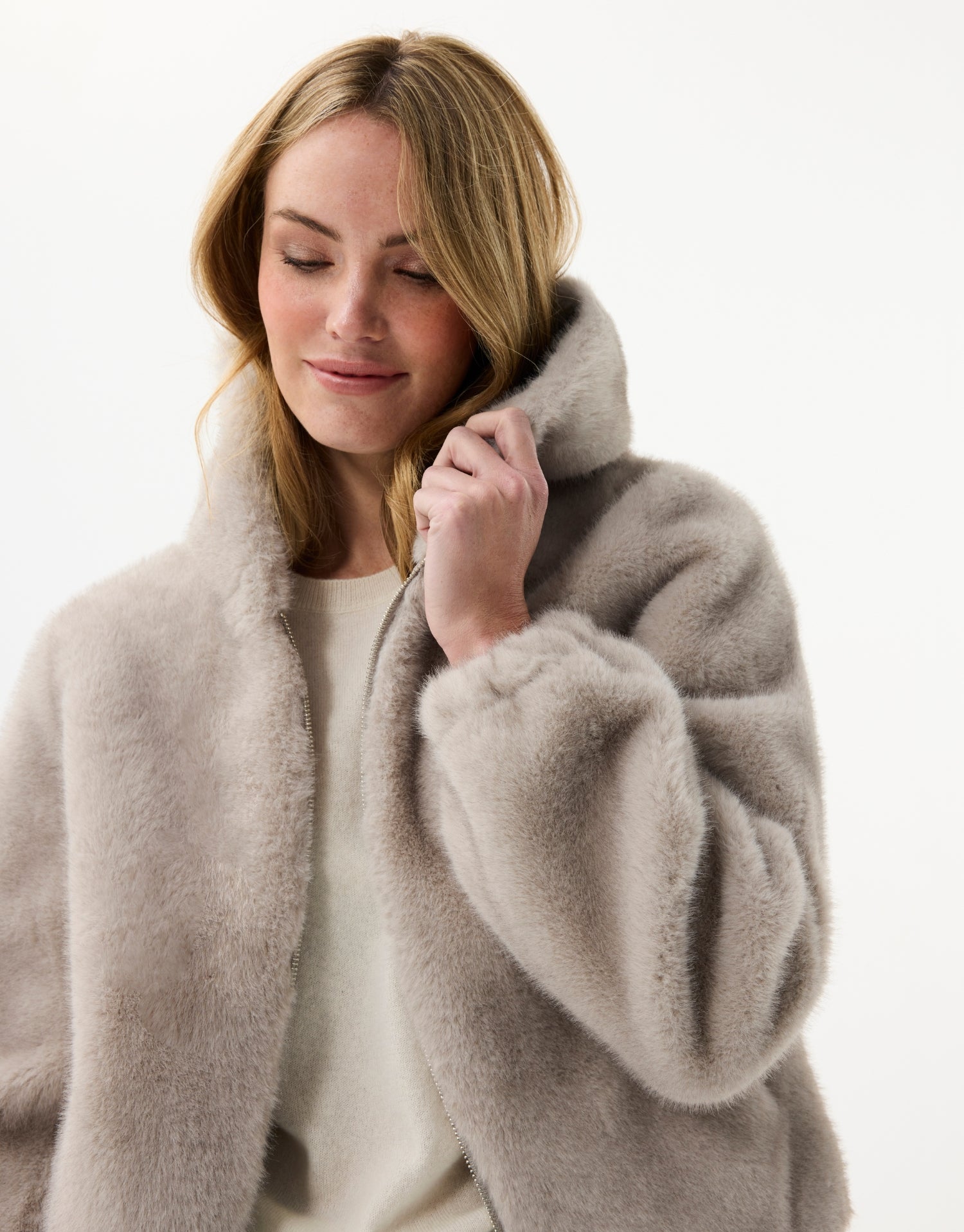 Veste à capuche en fausse fourrure grise