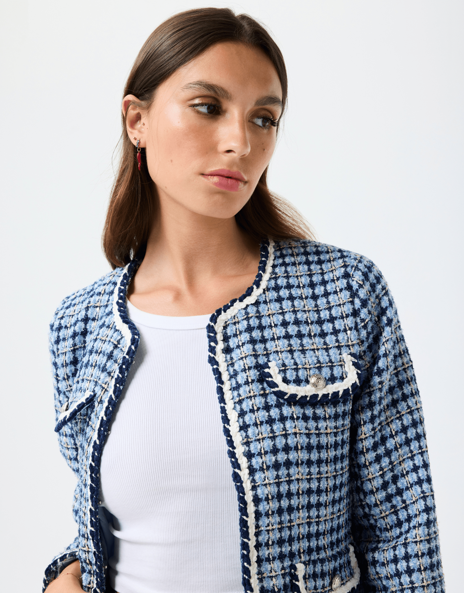 veste en tweed bleu avec boutons dorés, coupe sophistiquée et intemporelle