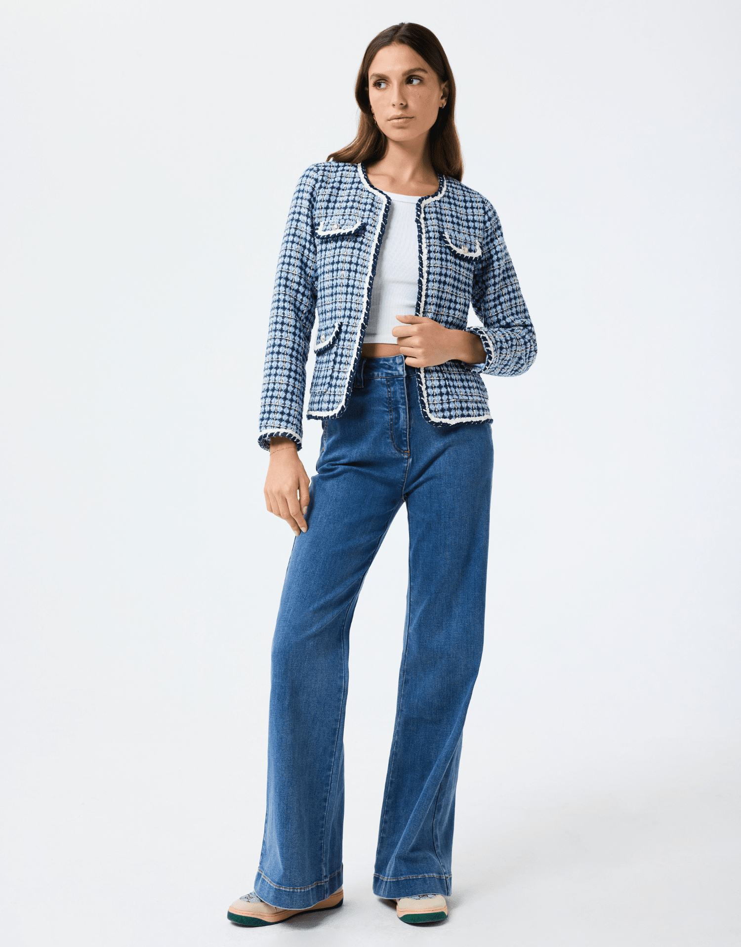 veste en tweed bleu avec boutons dorés, coupe sophistiquée et intemporelle