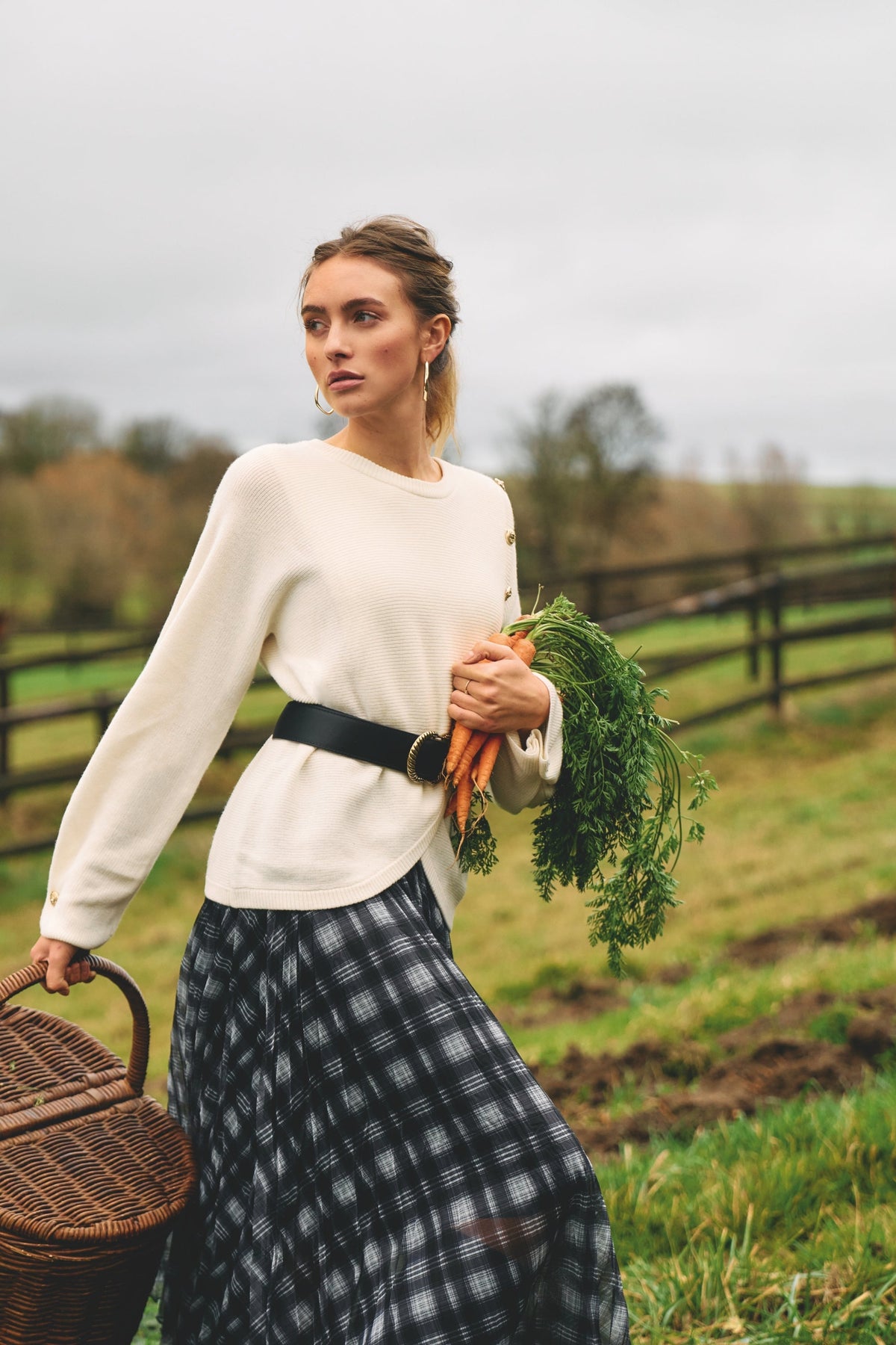 Style parisien femme : le guide complet pour un look chic en toute saison