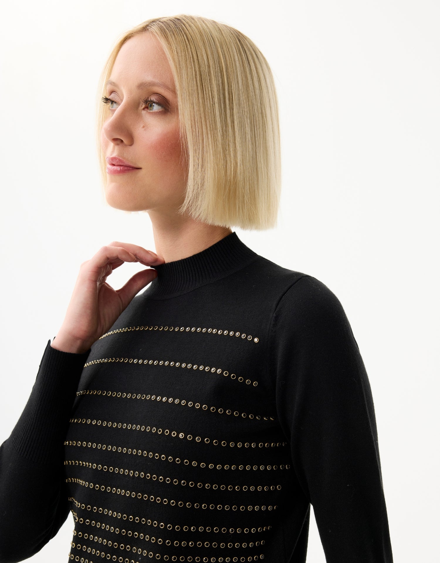 Pull noir à œillets