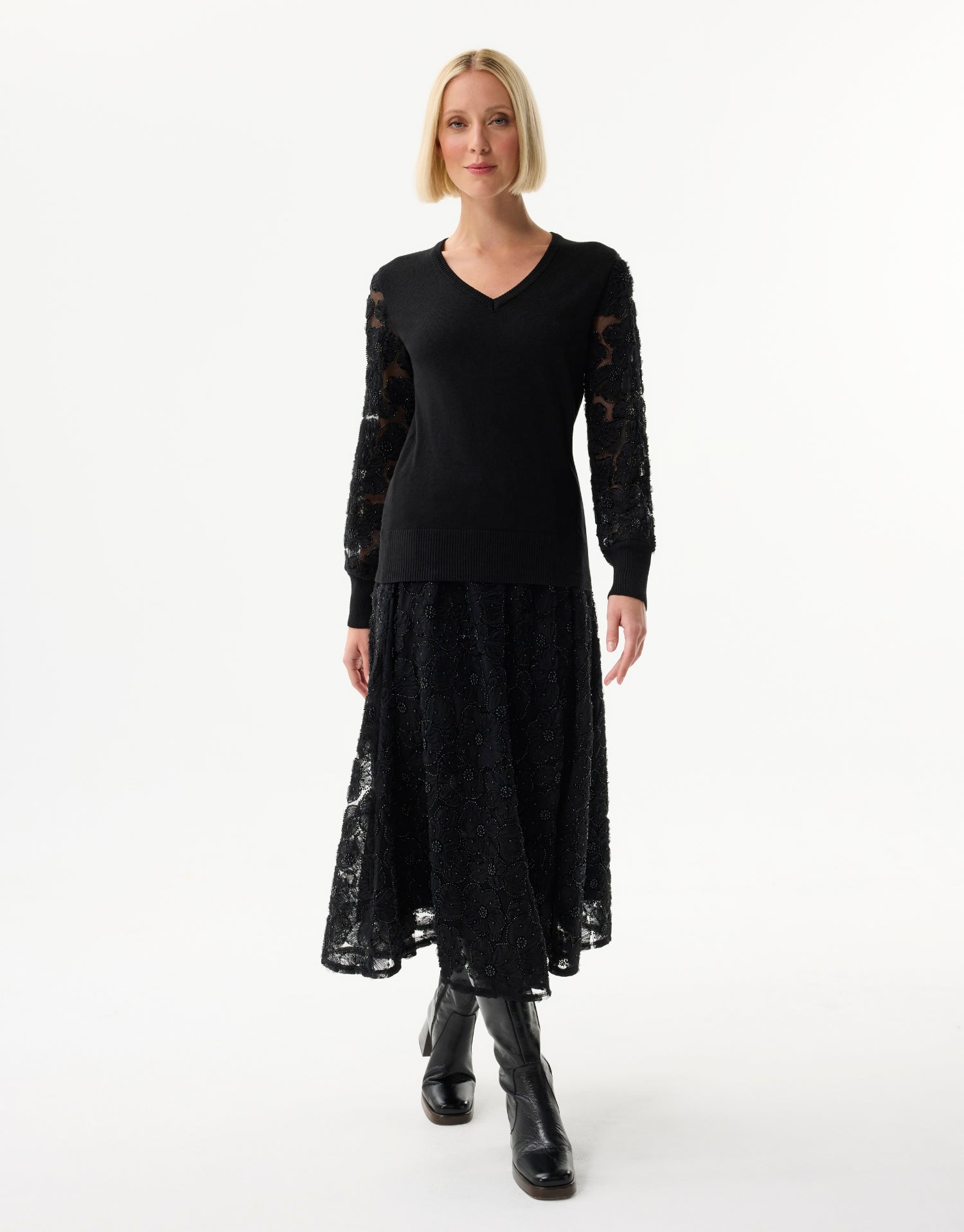 Pull en maille avec broderies florales