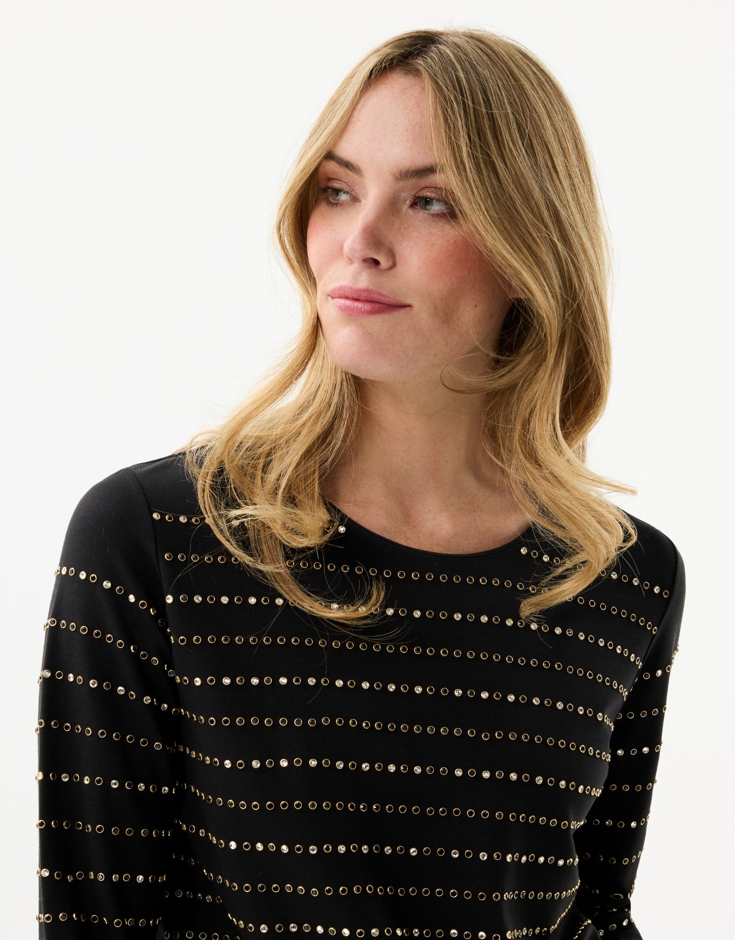 Pull noir à œillets dorés