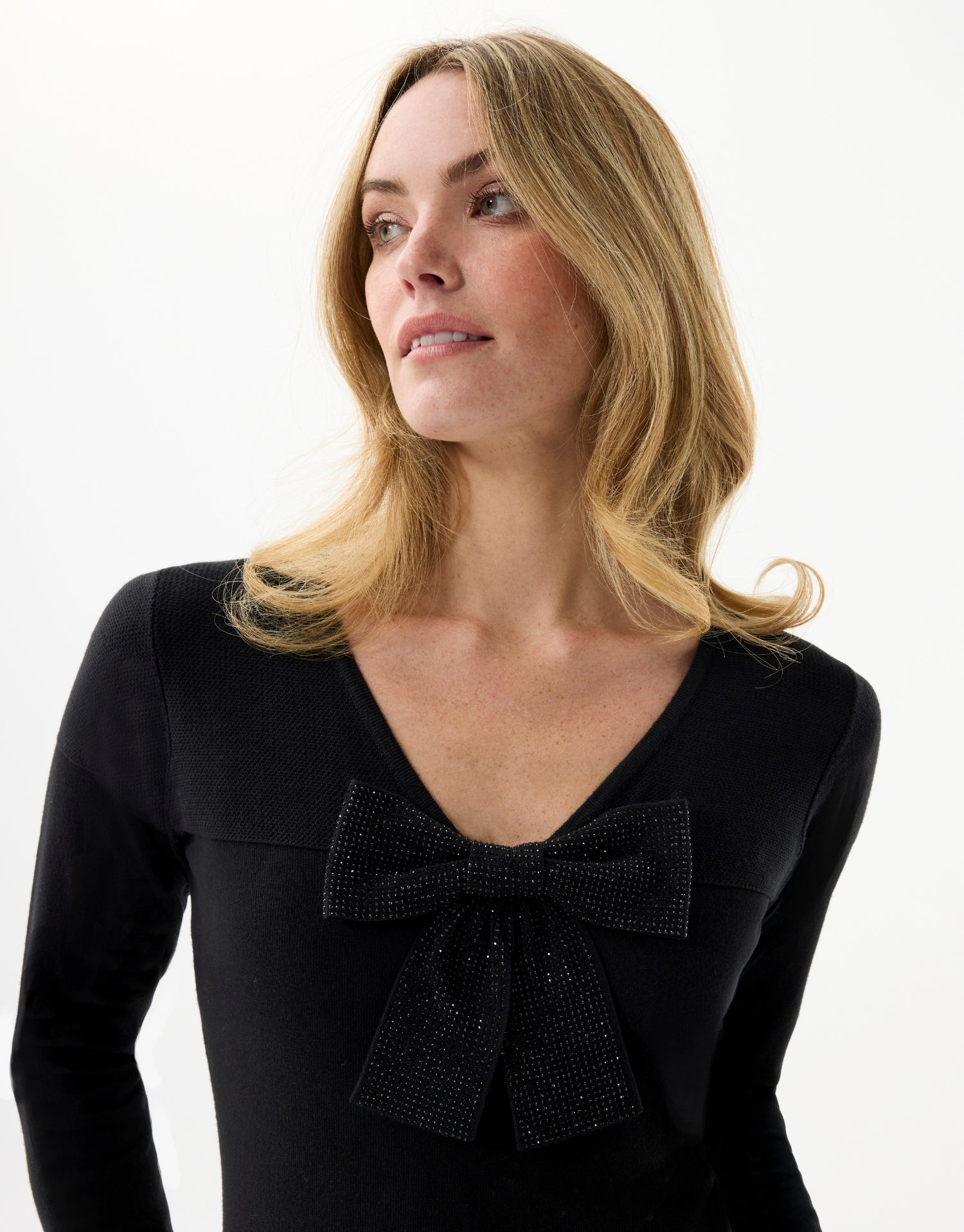 Pull noir avec nœud