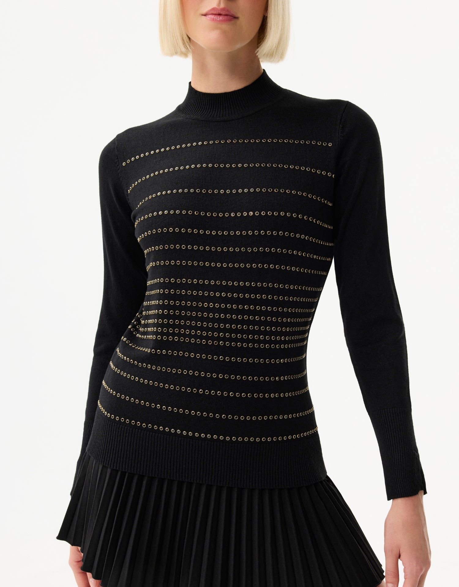 Pull noir à œillets