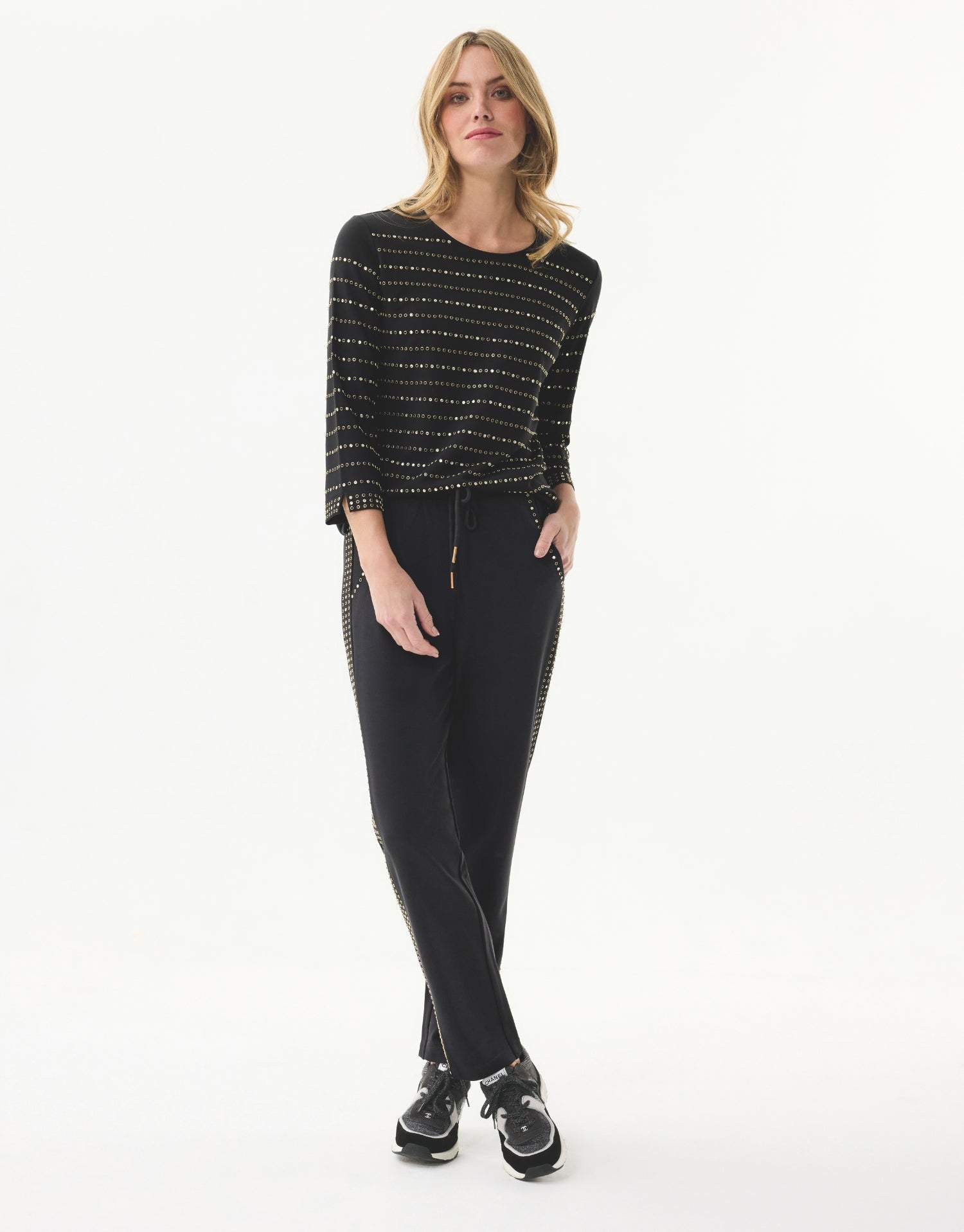 Pull noir à œillets dorés