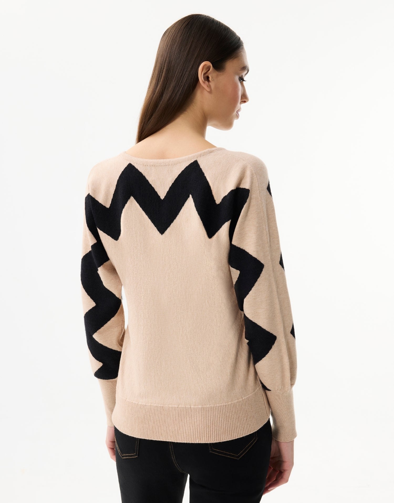 Contrasting sleeve pull-over