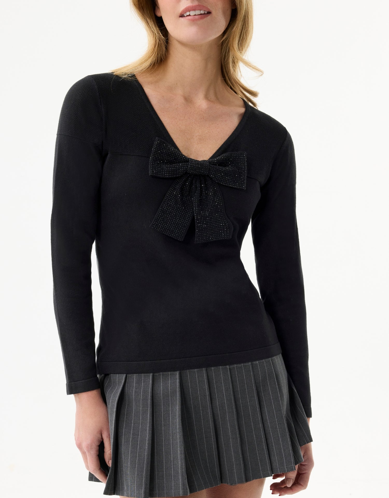 Pull noir avec nœud