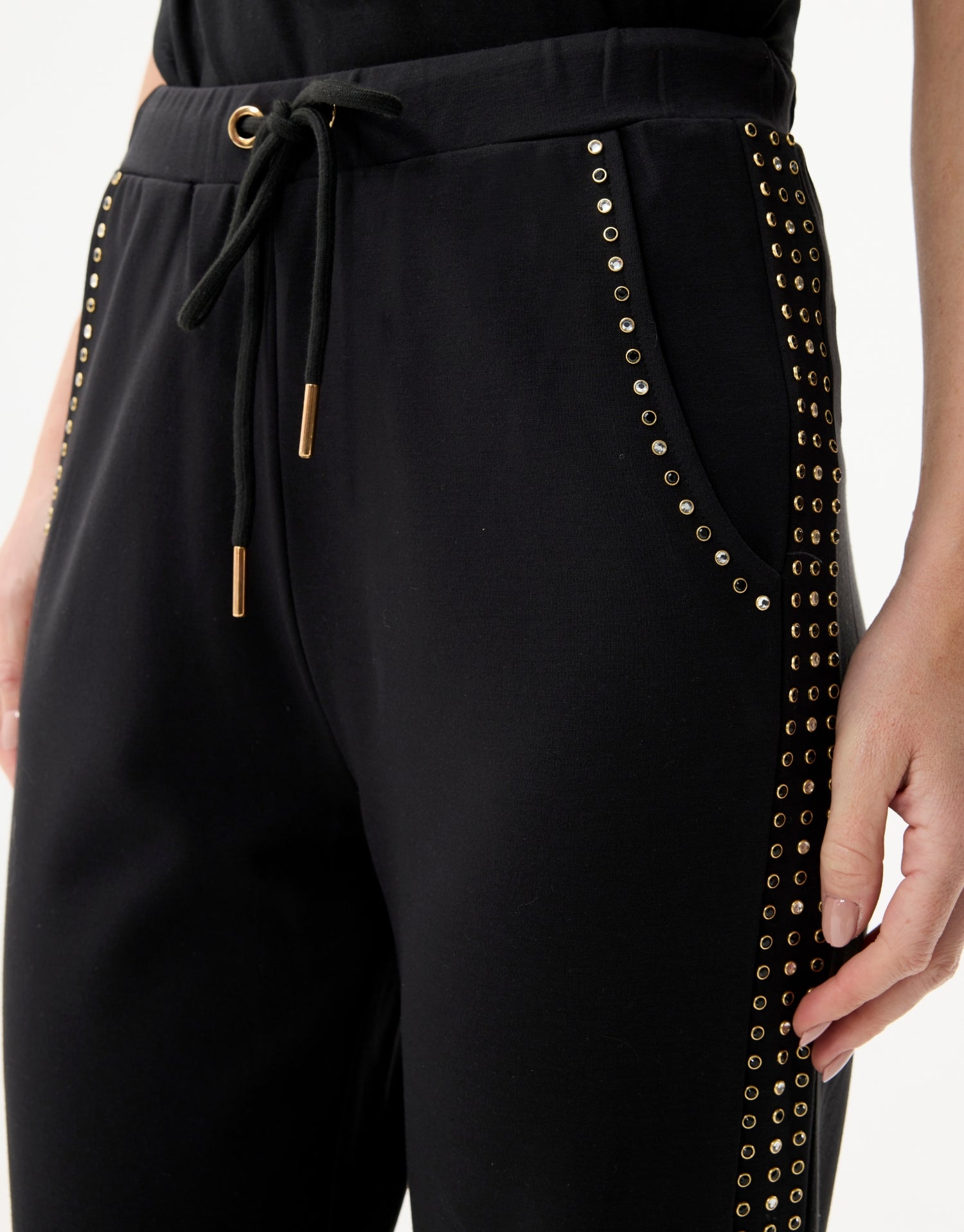 Zwarte broek met oogjes
