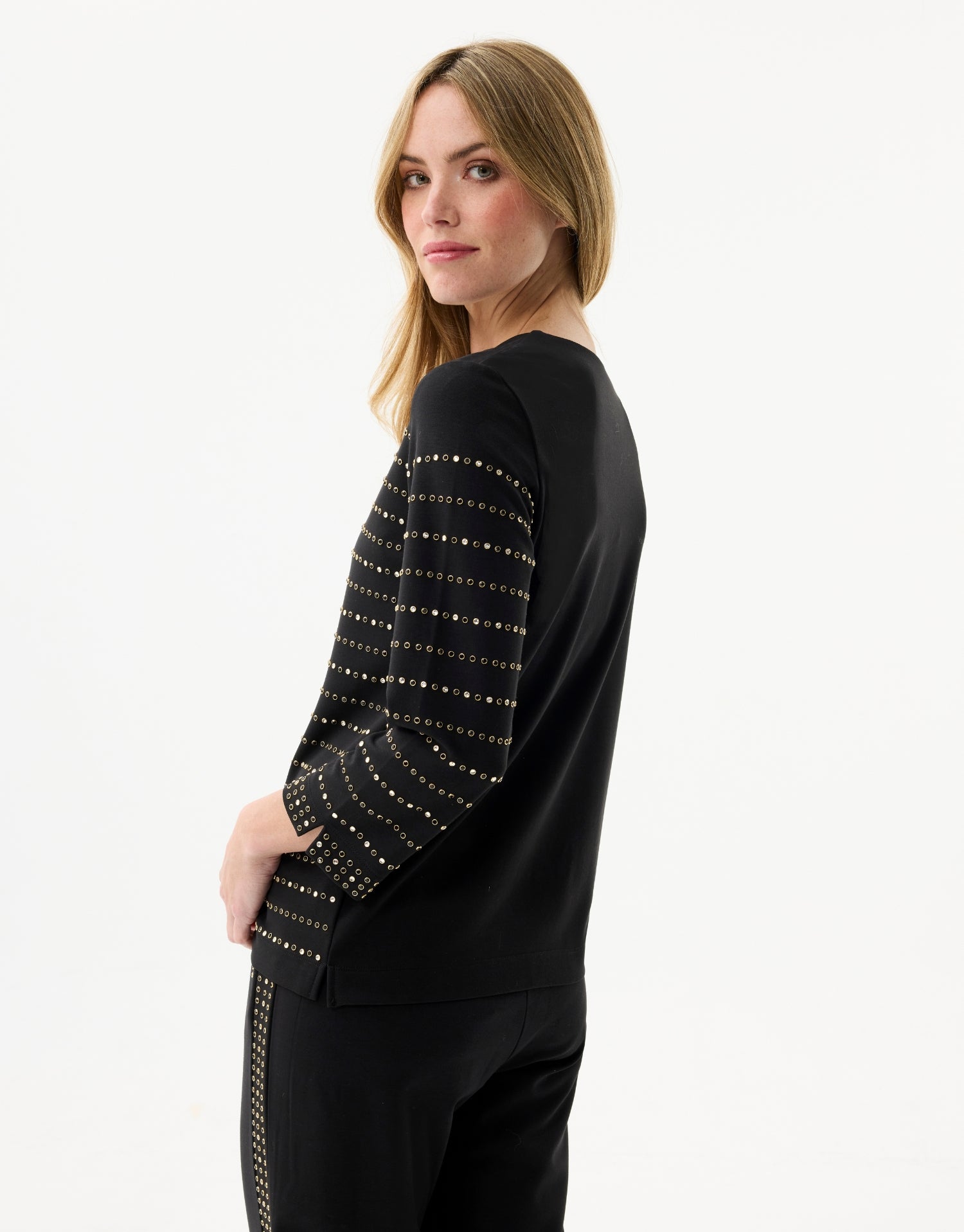 Pull noir à œillets dorés