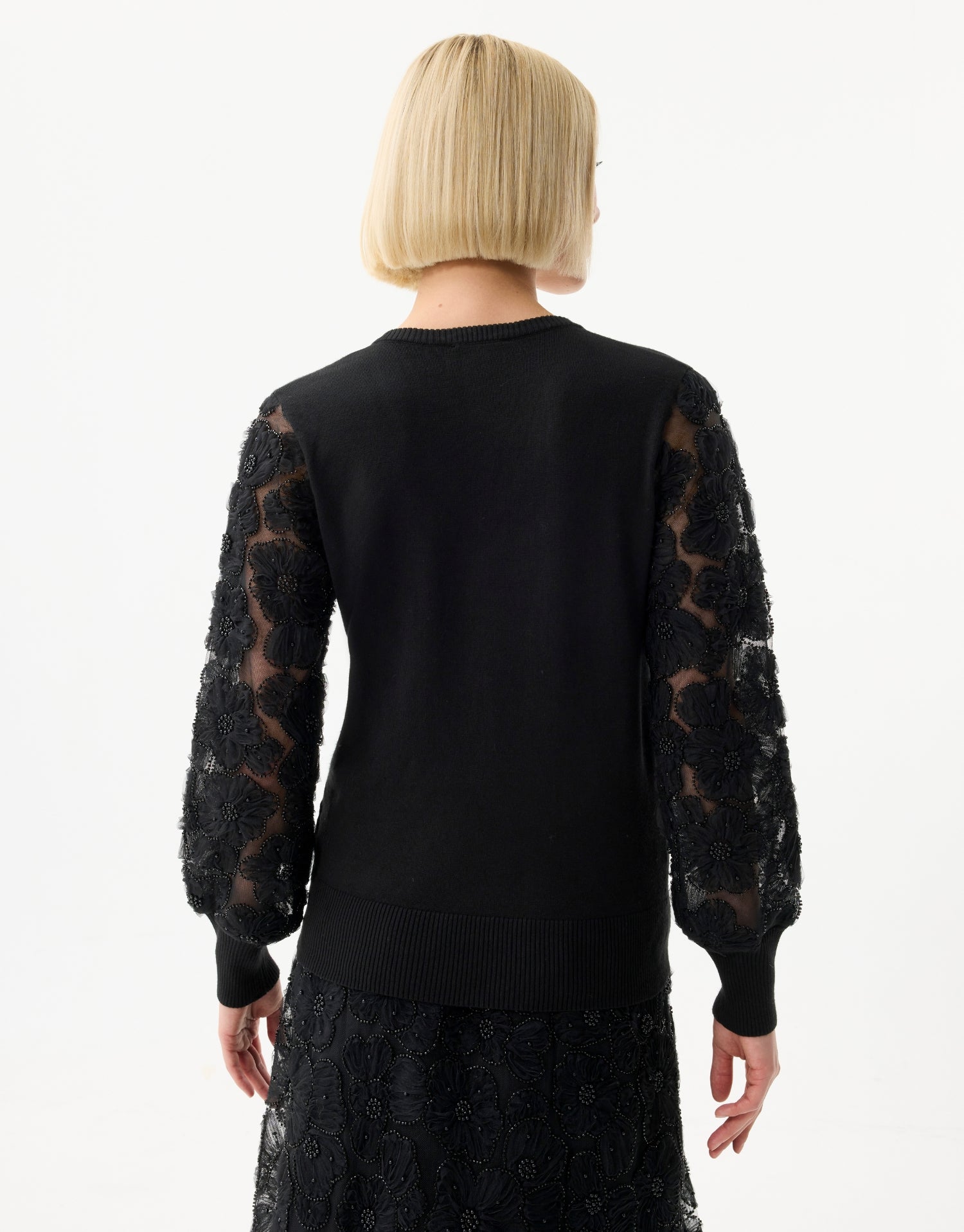Pull en maille avec broderies florales