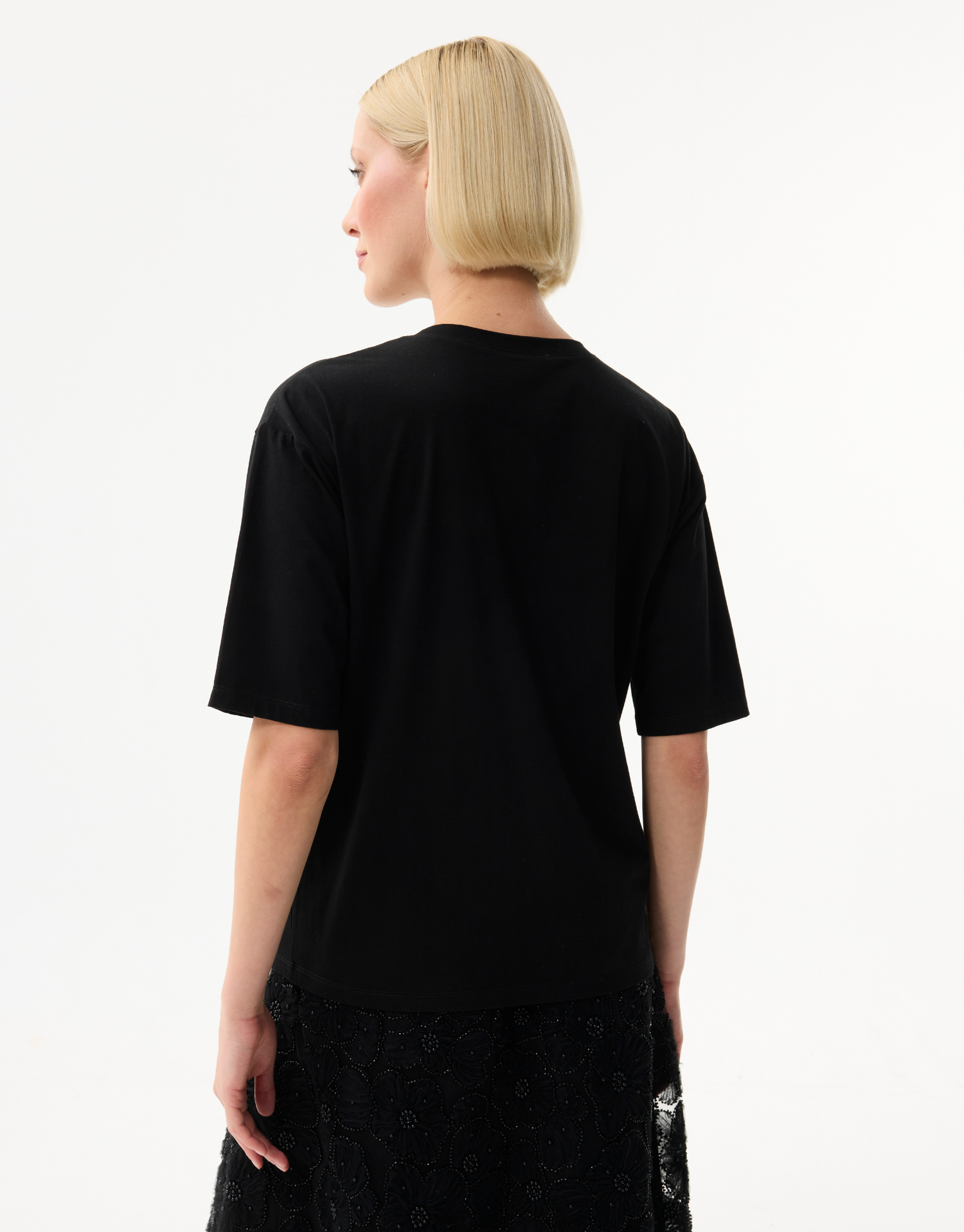 Dames T-shirt met geborduurde bloemen en parels