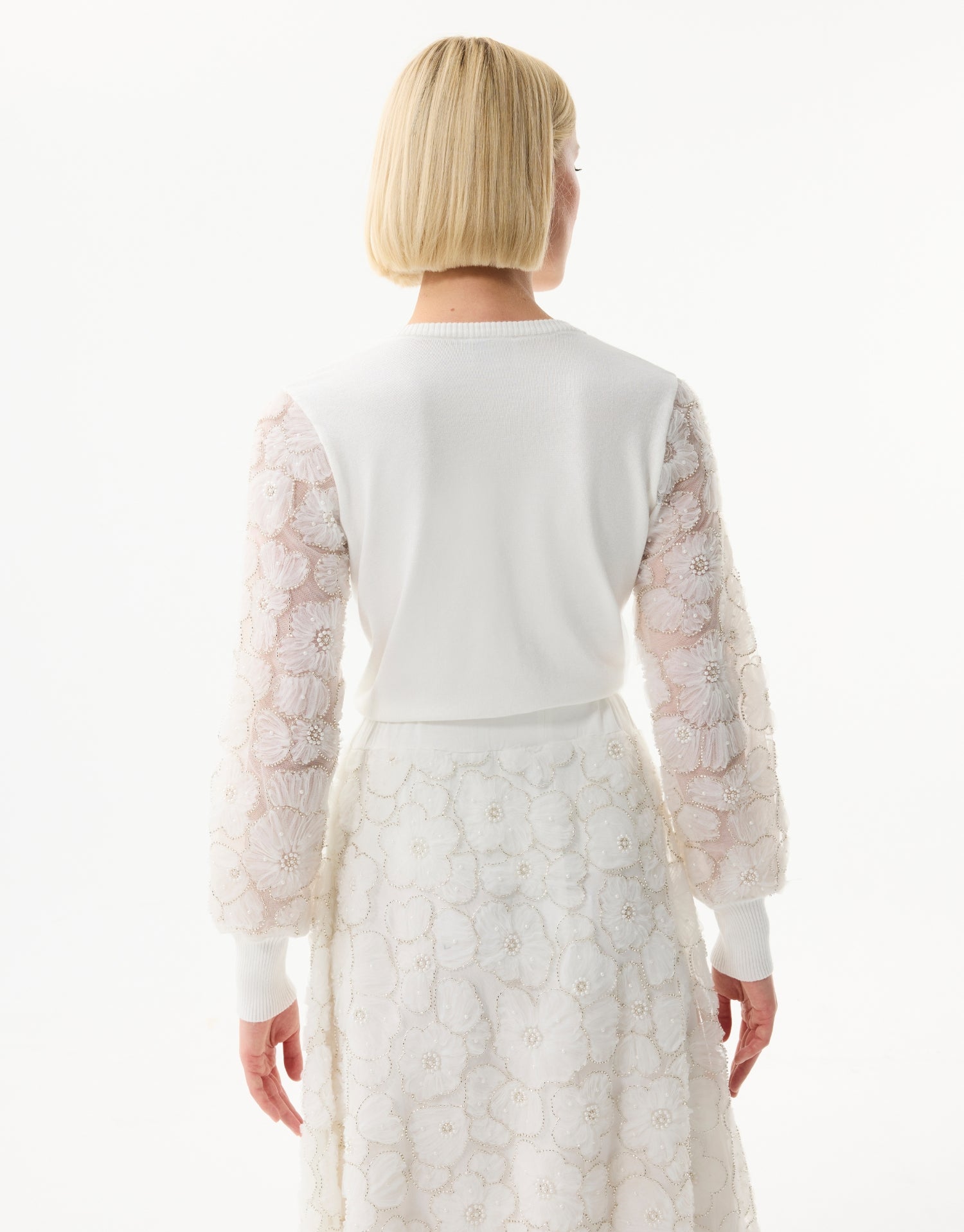 Pull en maille avec broderies florales